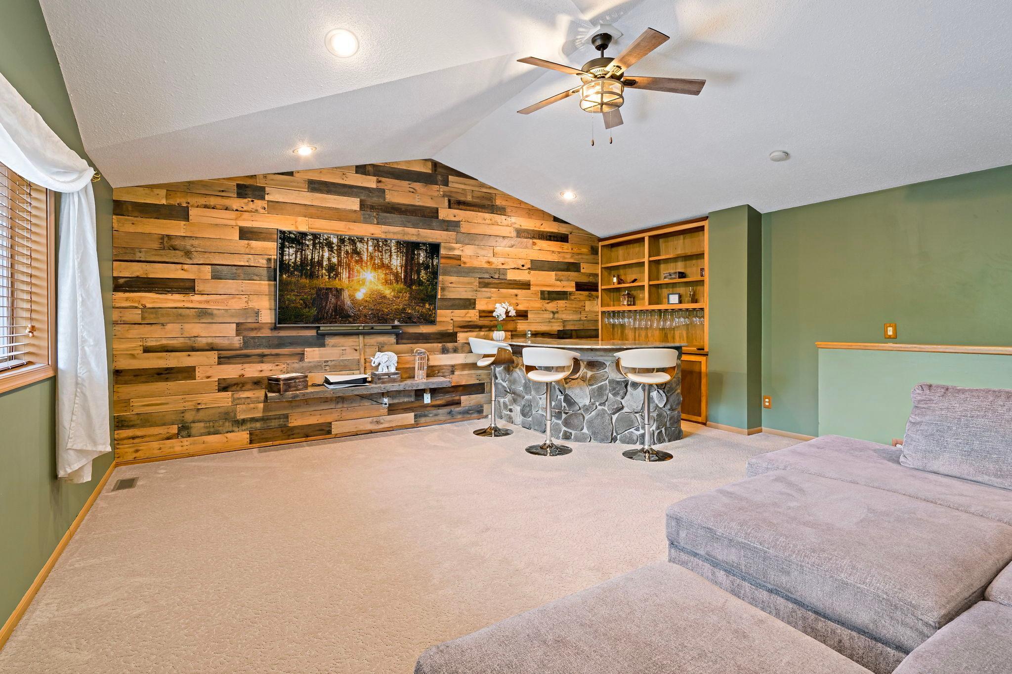 8600 Pineview Lane N