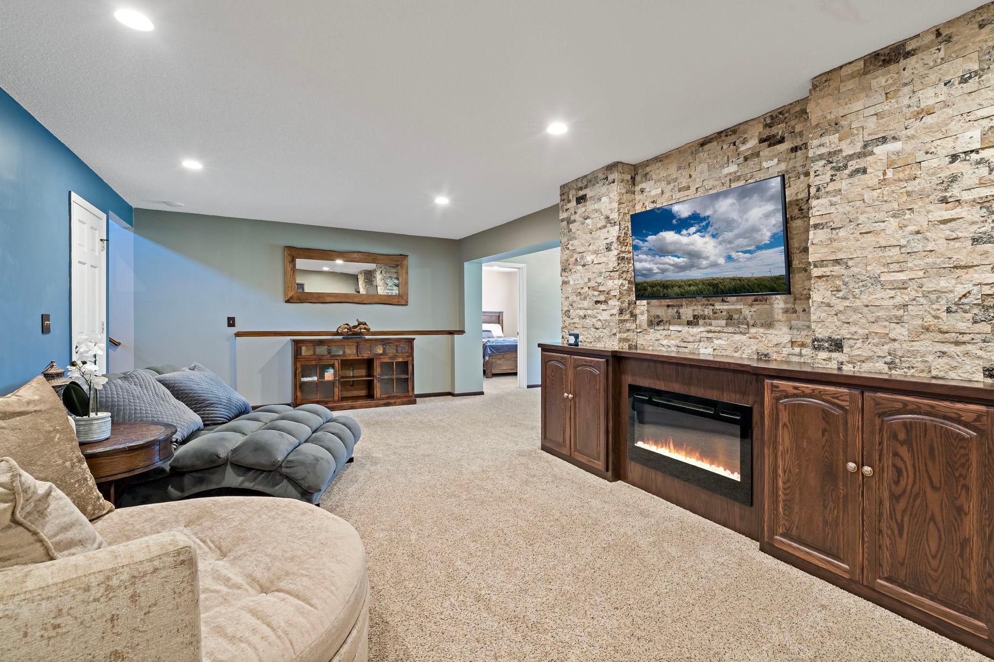 8600 Pineview Lane N