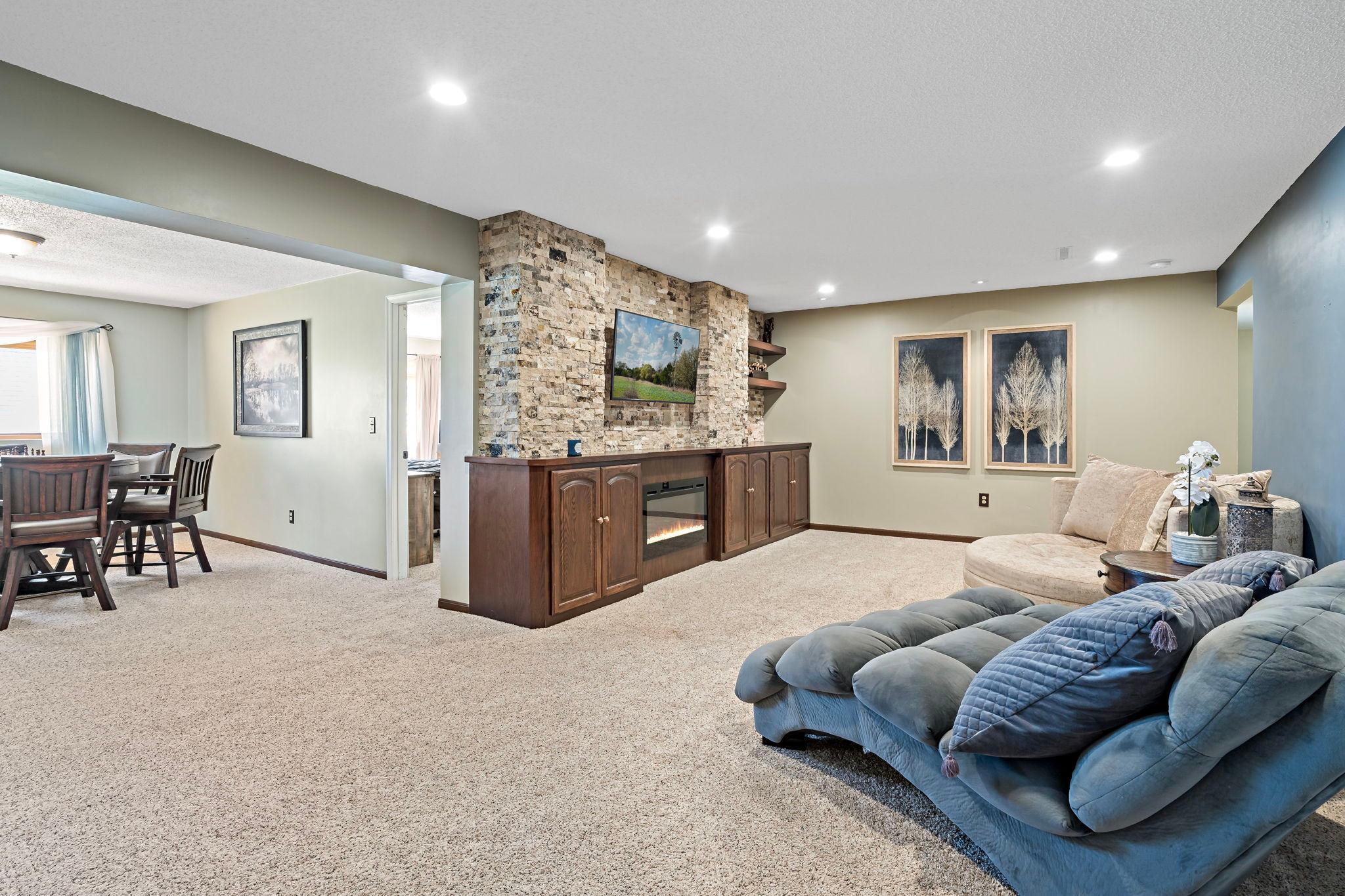 8600 Pineview Lane N