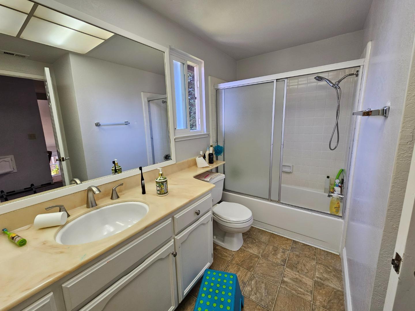 1648 Mariani DR