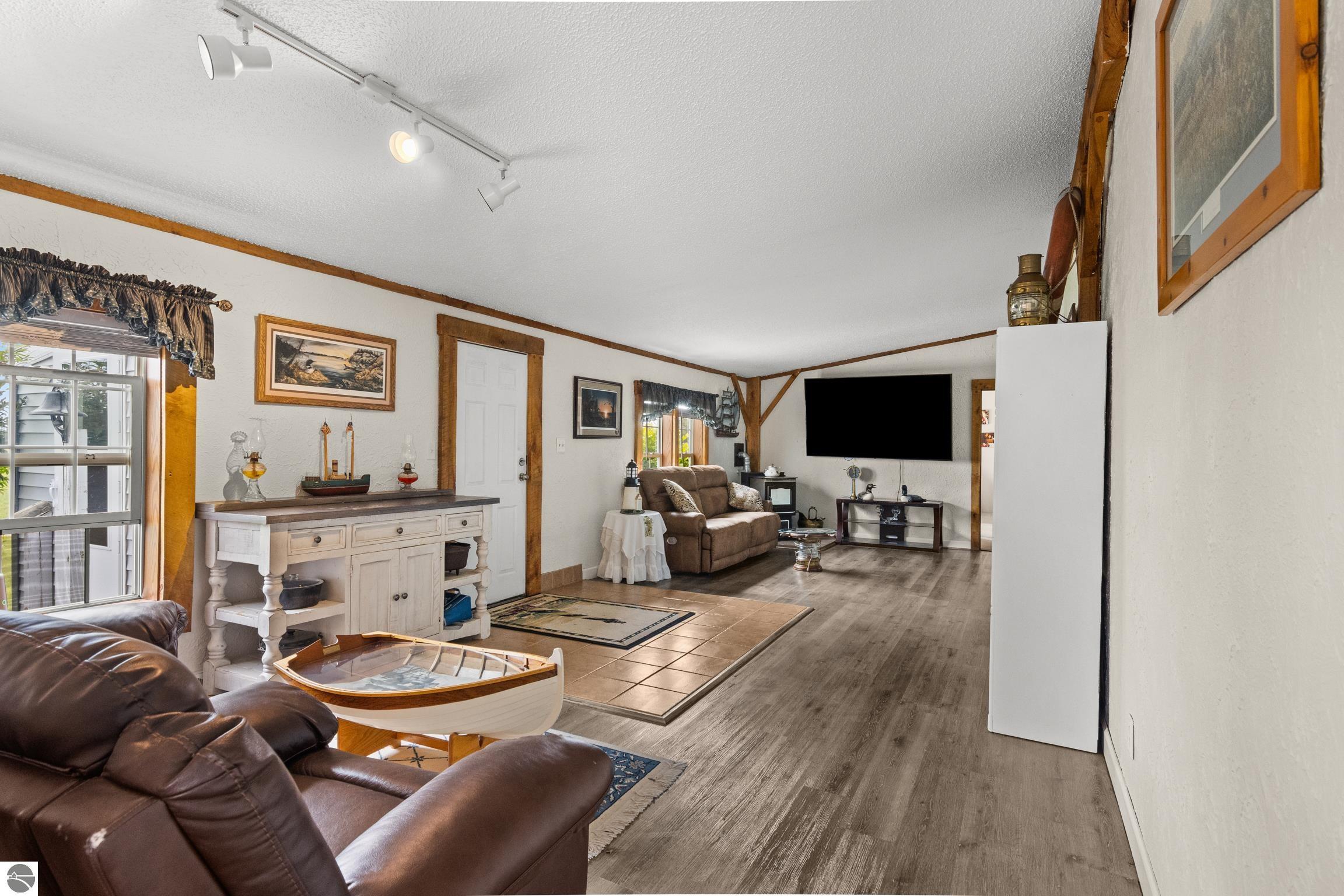 4433 Hamlin Road