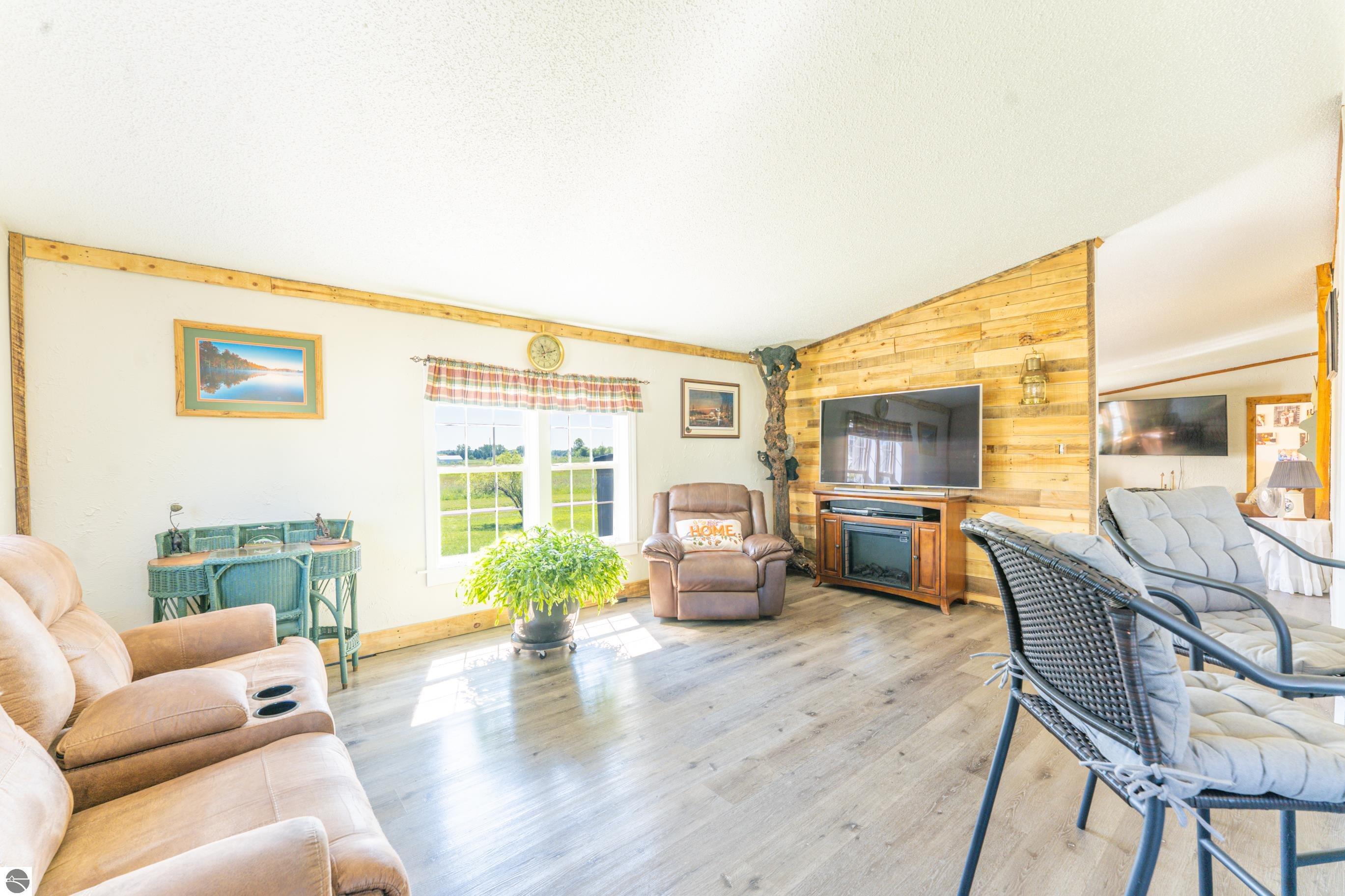 4433 Hamlin Road