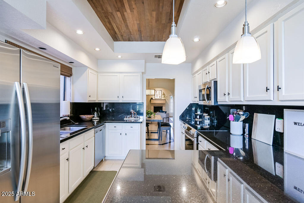 6611 N 79TH Place