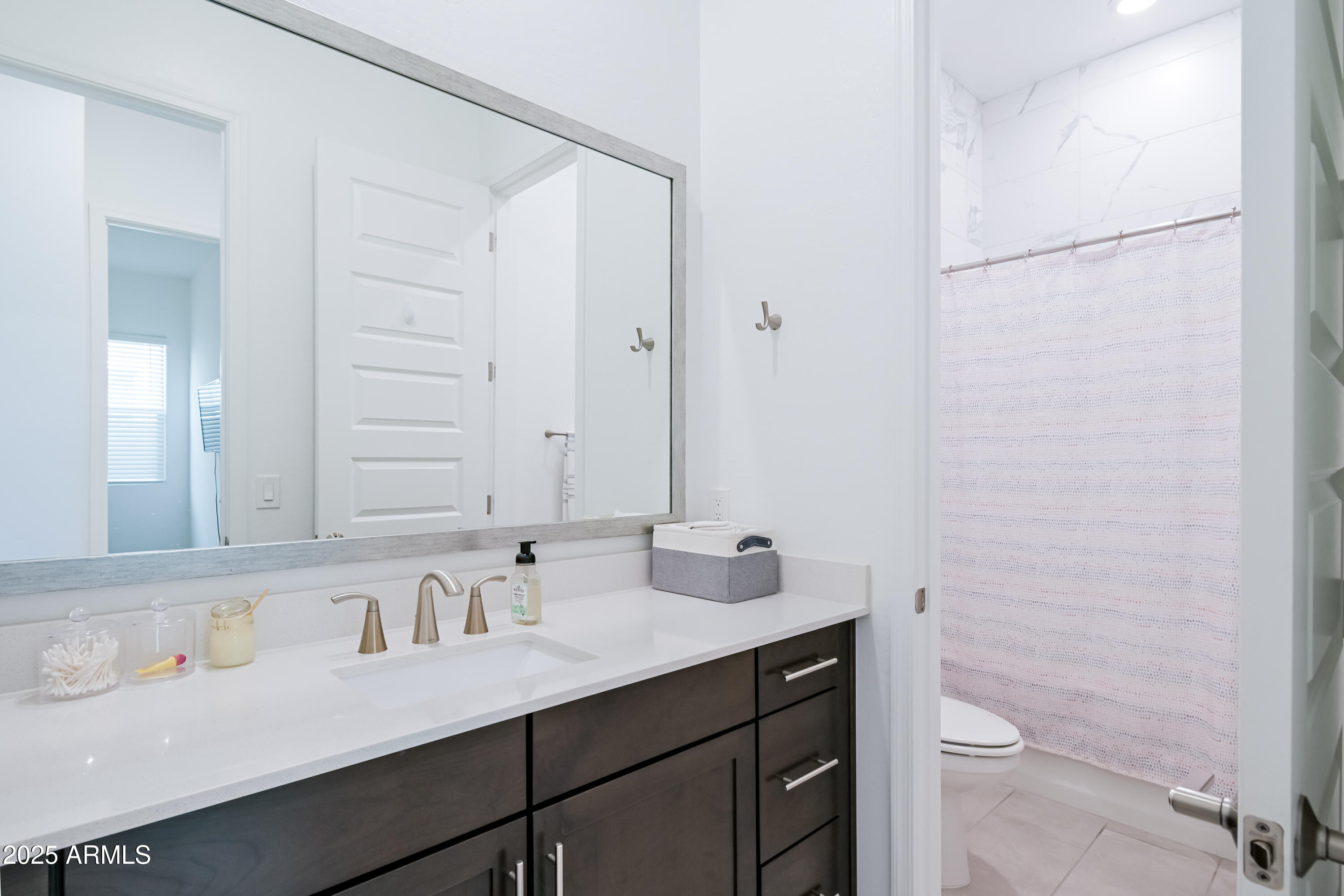 2513 E PLEASANT Lane