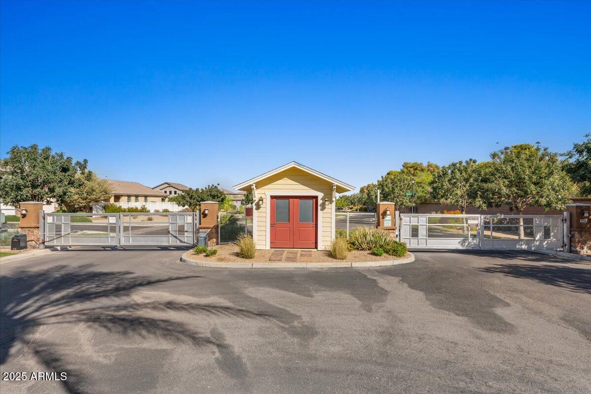 2513 E PLEASANT Lane