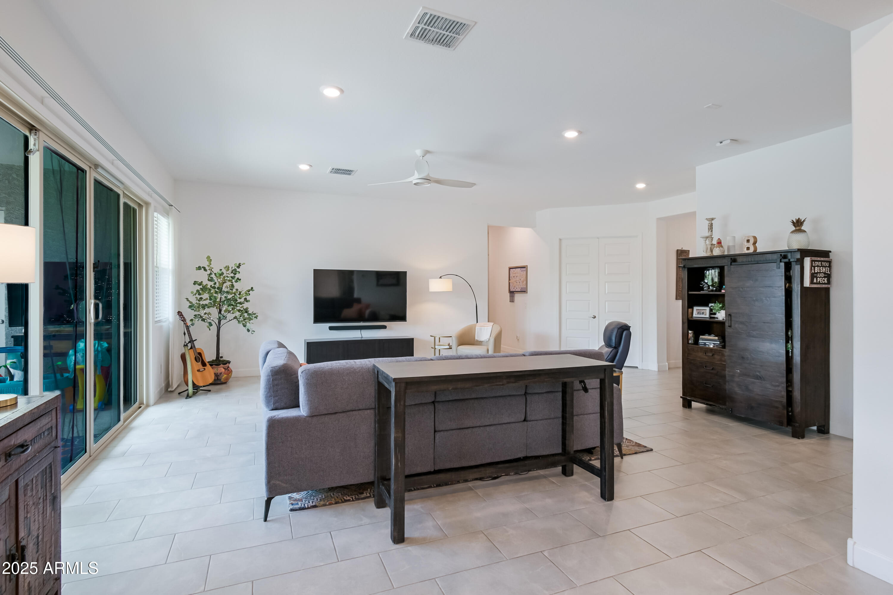 2513 E PLEASANT Lane