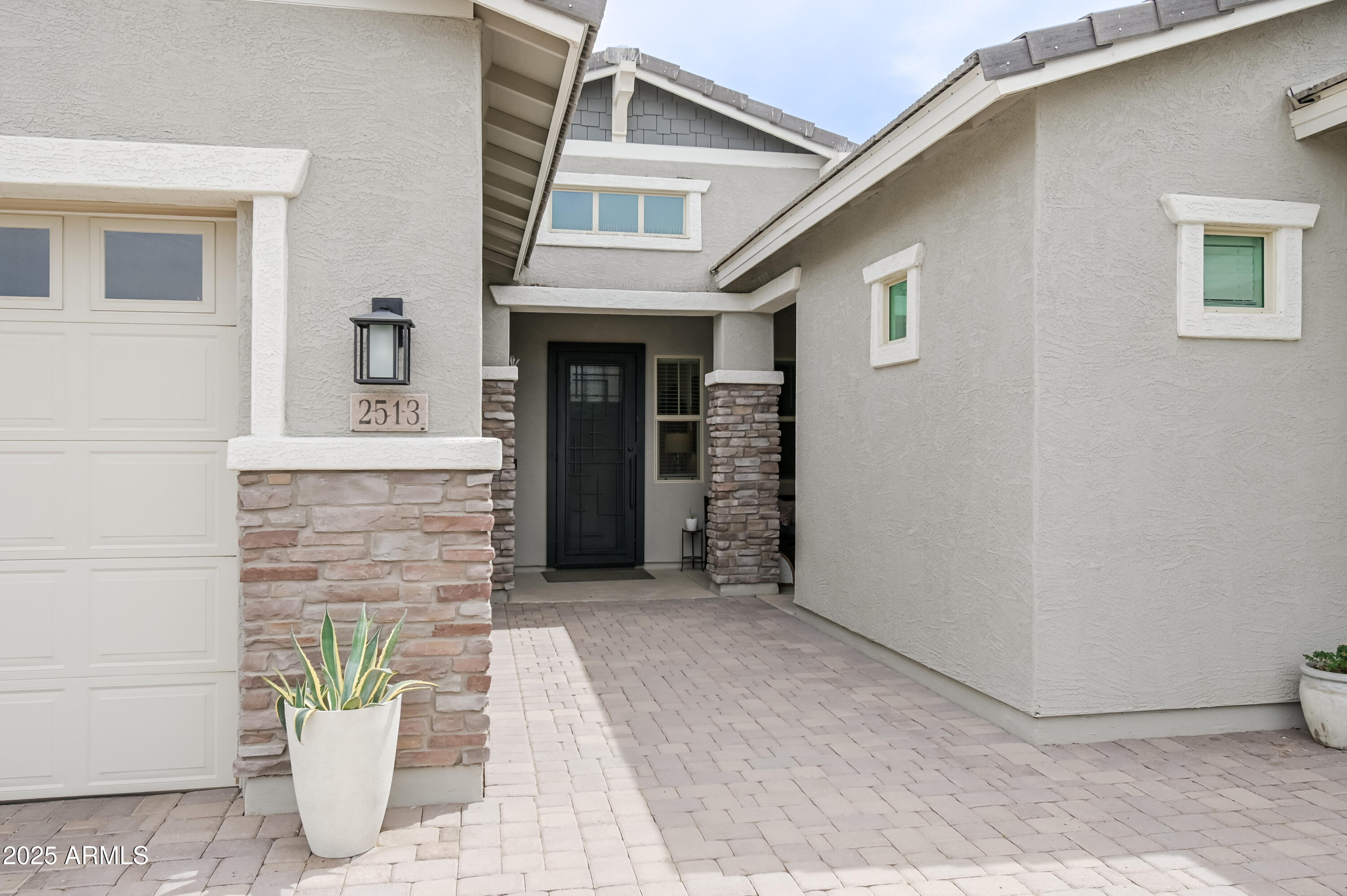 2513 E PLEASANT Lane