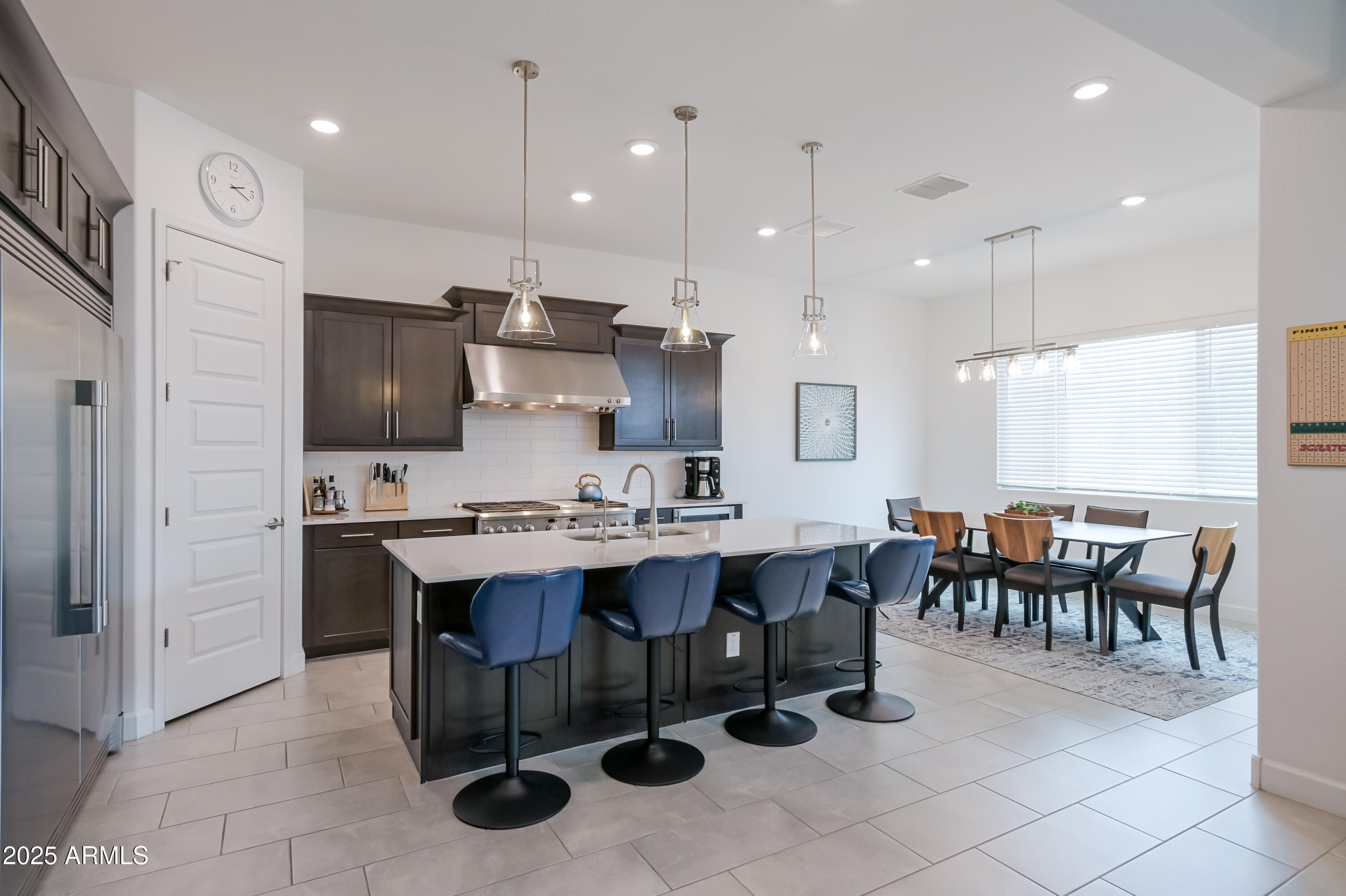 2513 E PLEASANT Lane