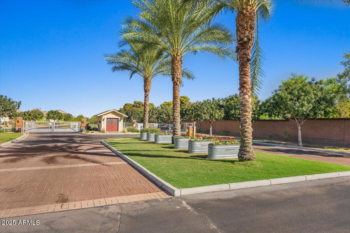 2513 E PLEASANT Lane