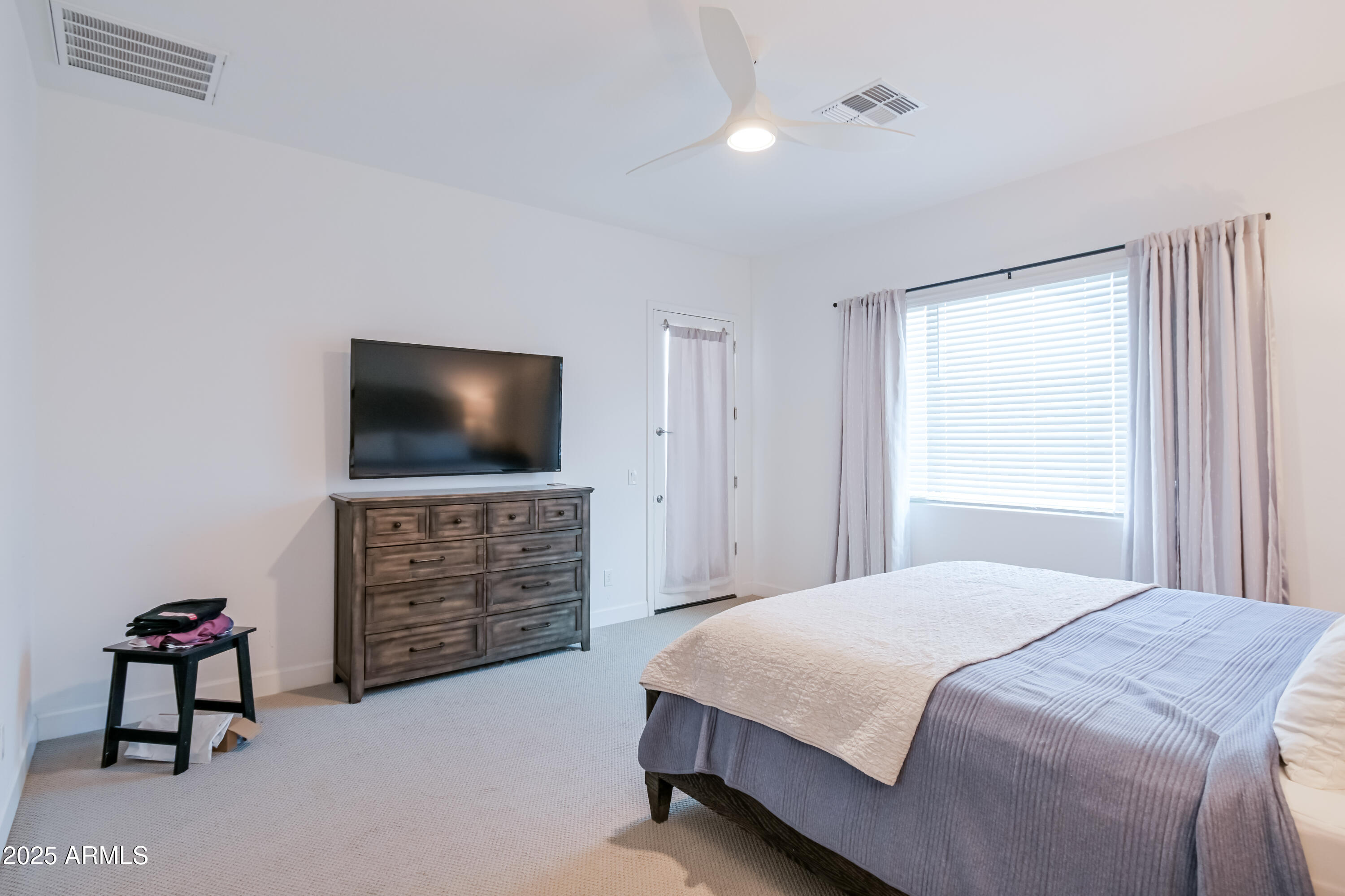 2513 E PLEASANT Lane