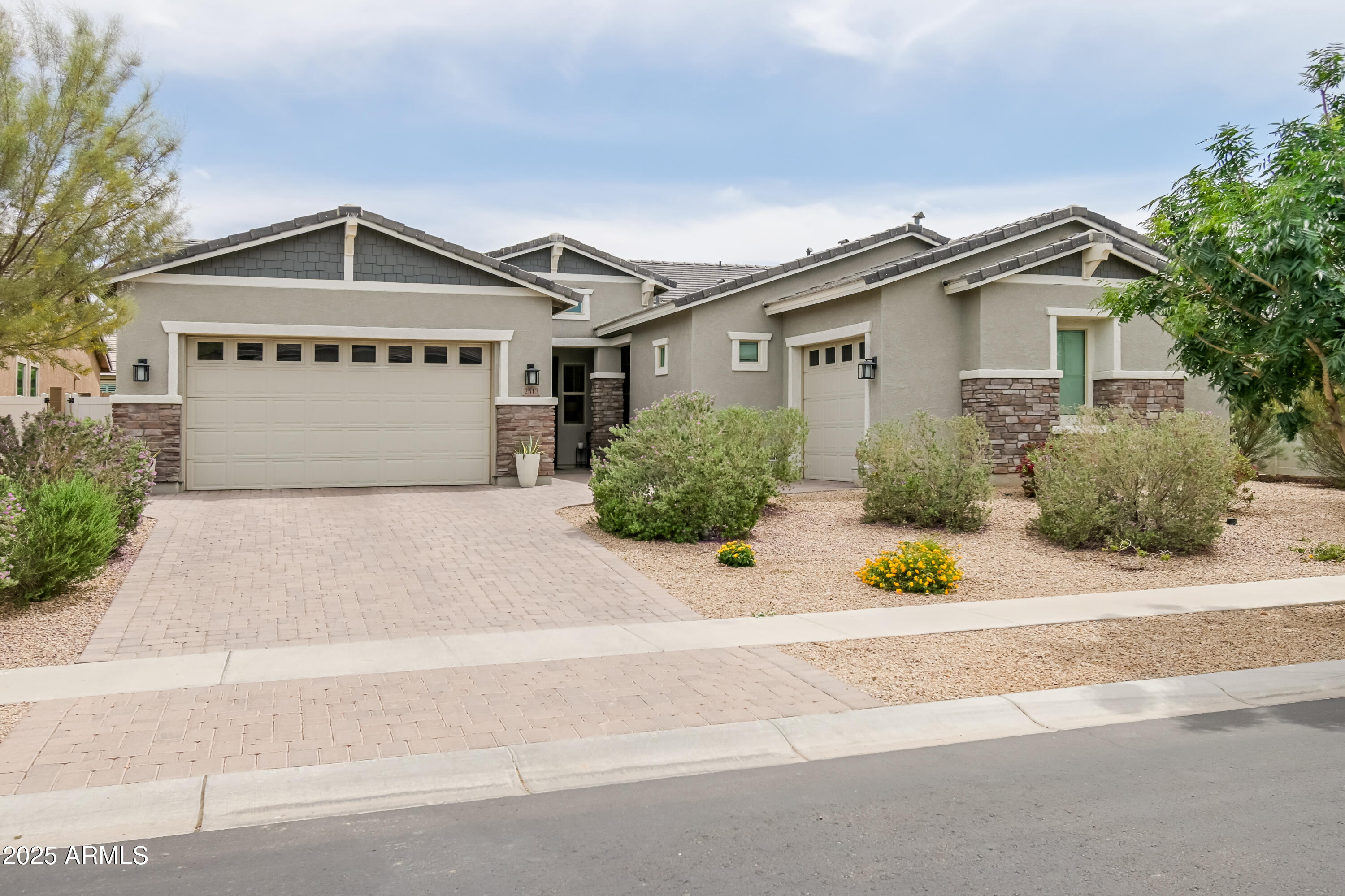 2513 E PLEASANT Lane