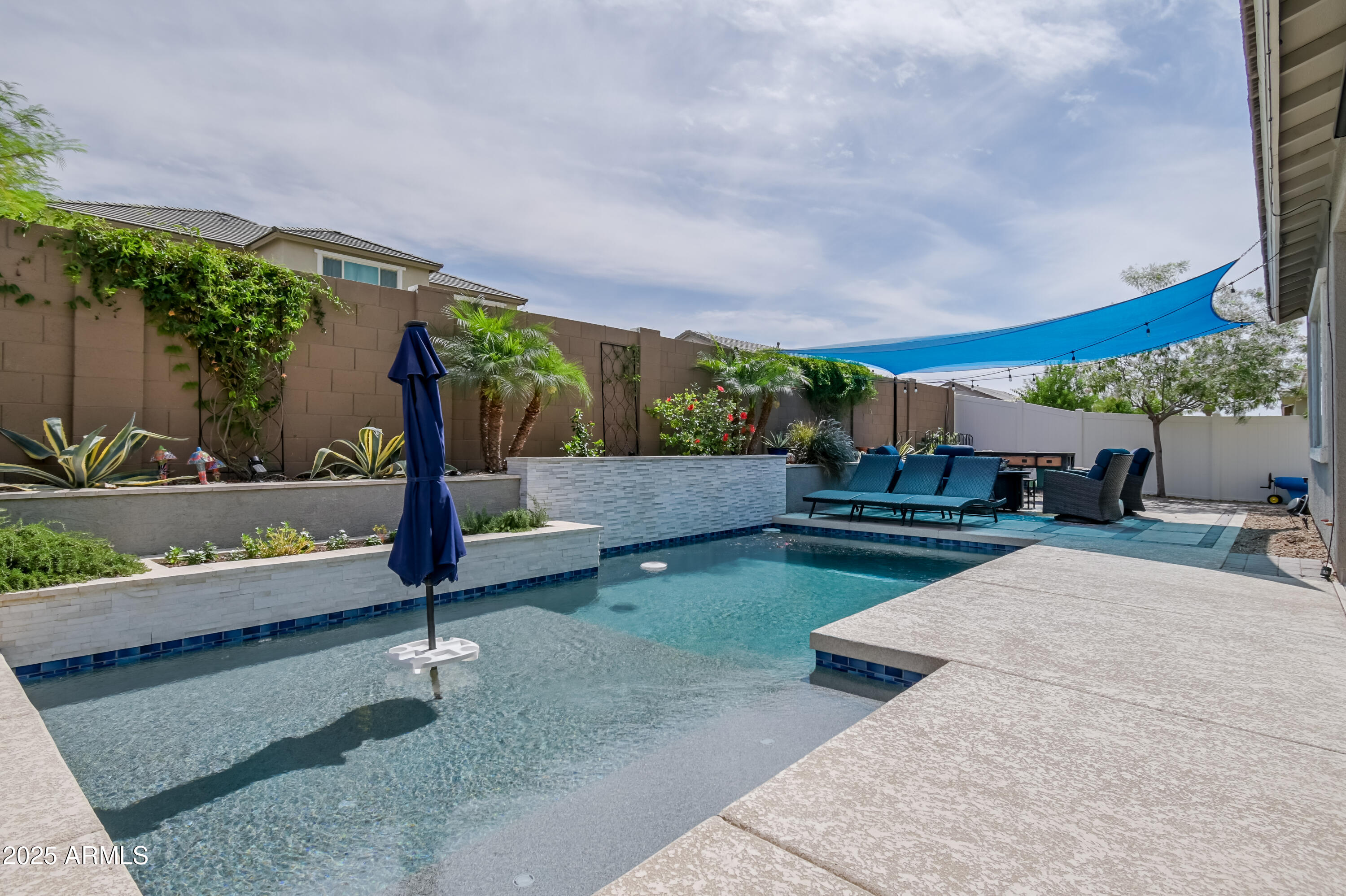 2513 E PLEASANT Lane