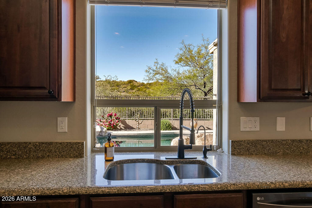 2712 E QUIET HOLLOW Lane