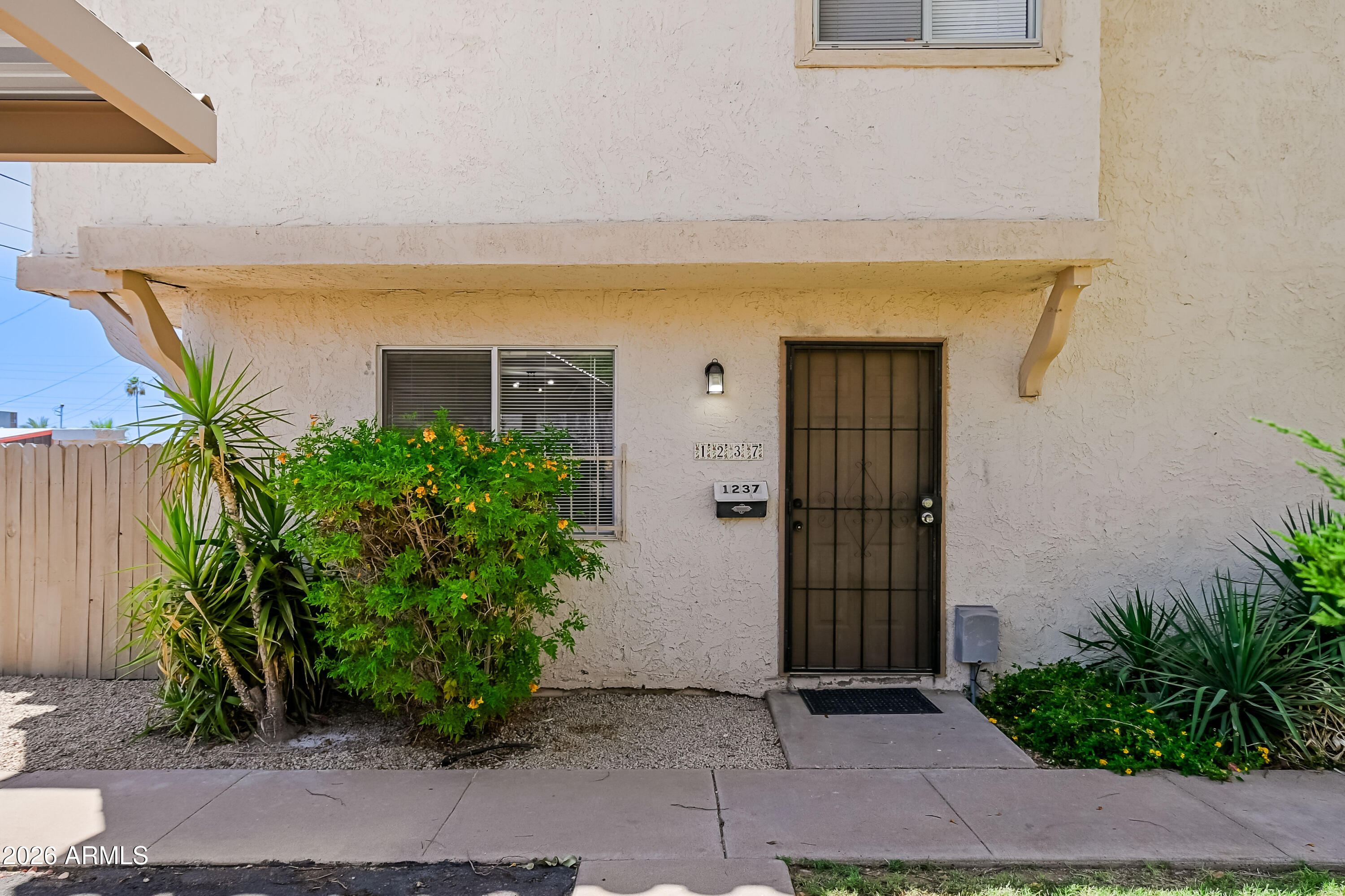 1237 E LAWRENCE Lane