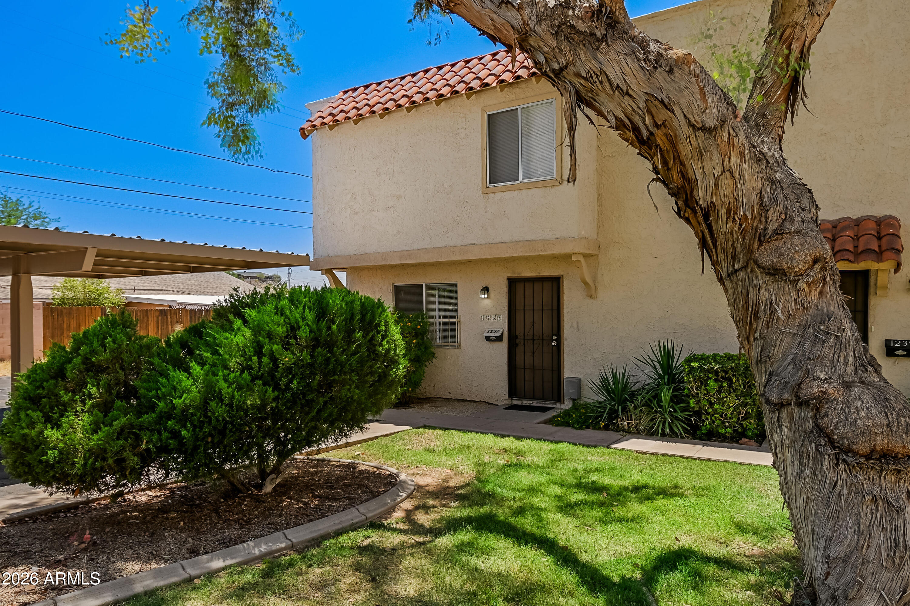 1237 E LAWRENCE Lane