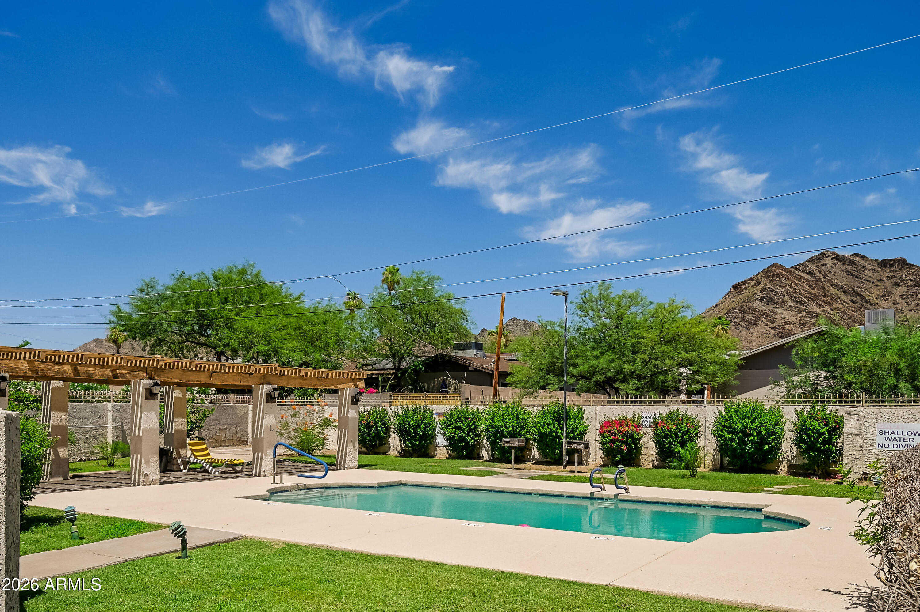 1237 E LAWRENCE Lane