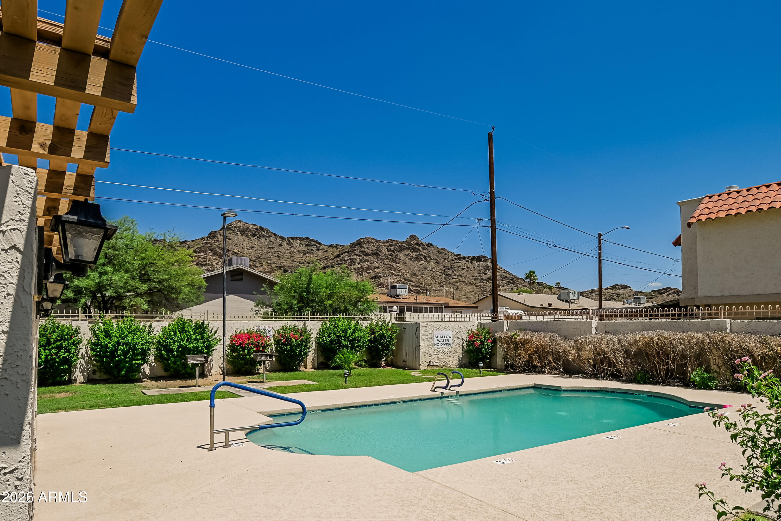 1237 E LAWRENCE Lane