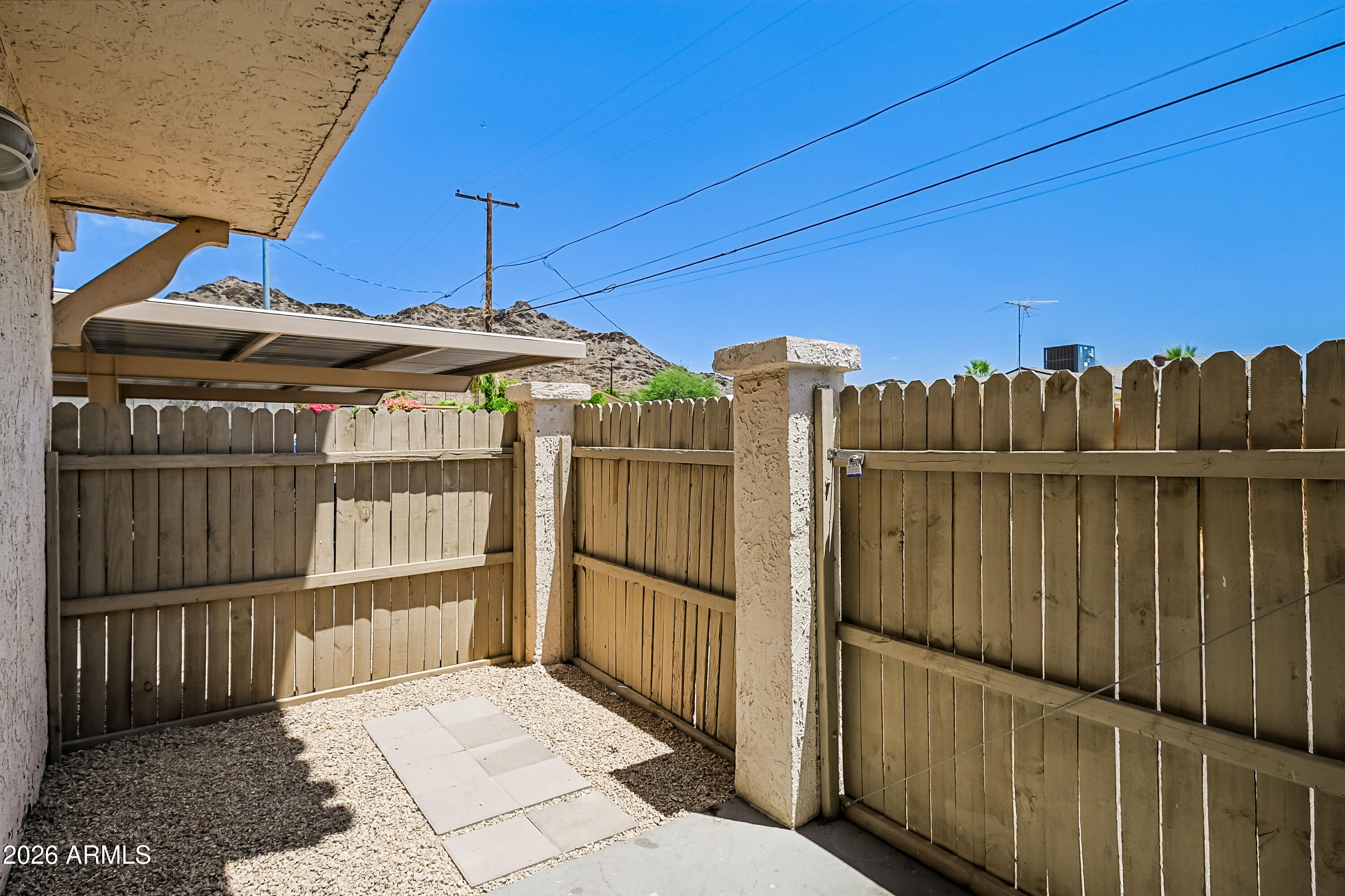 1237 E LAWRENCE Lane
