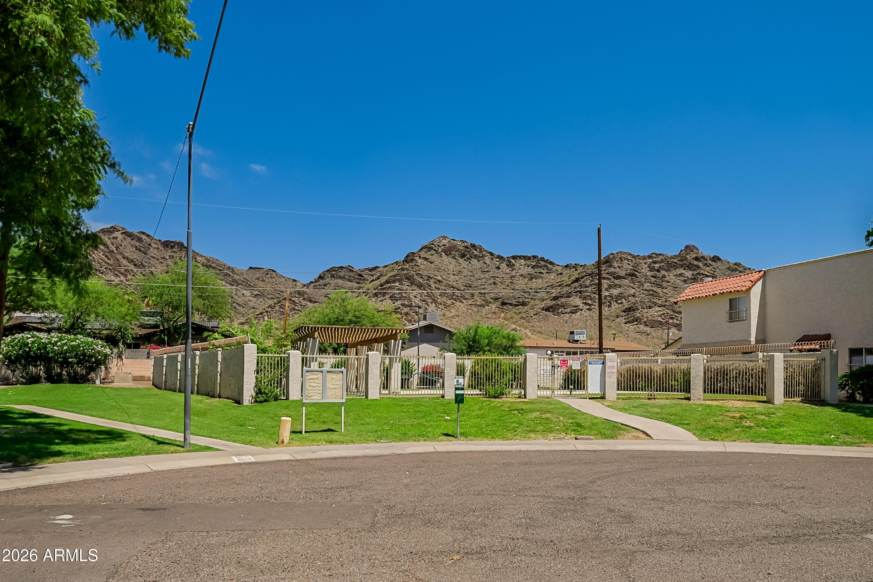 1237 E LAWRENCE Lane