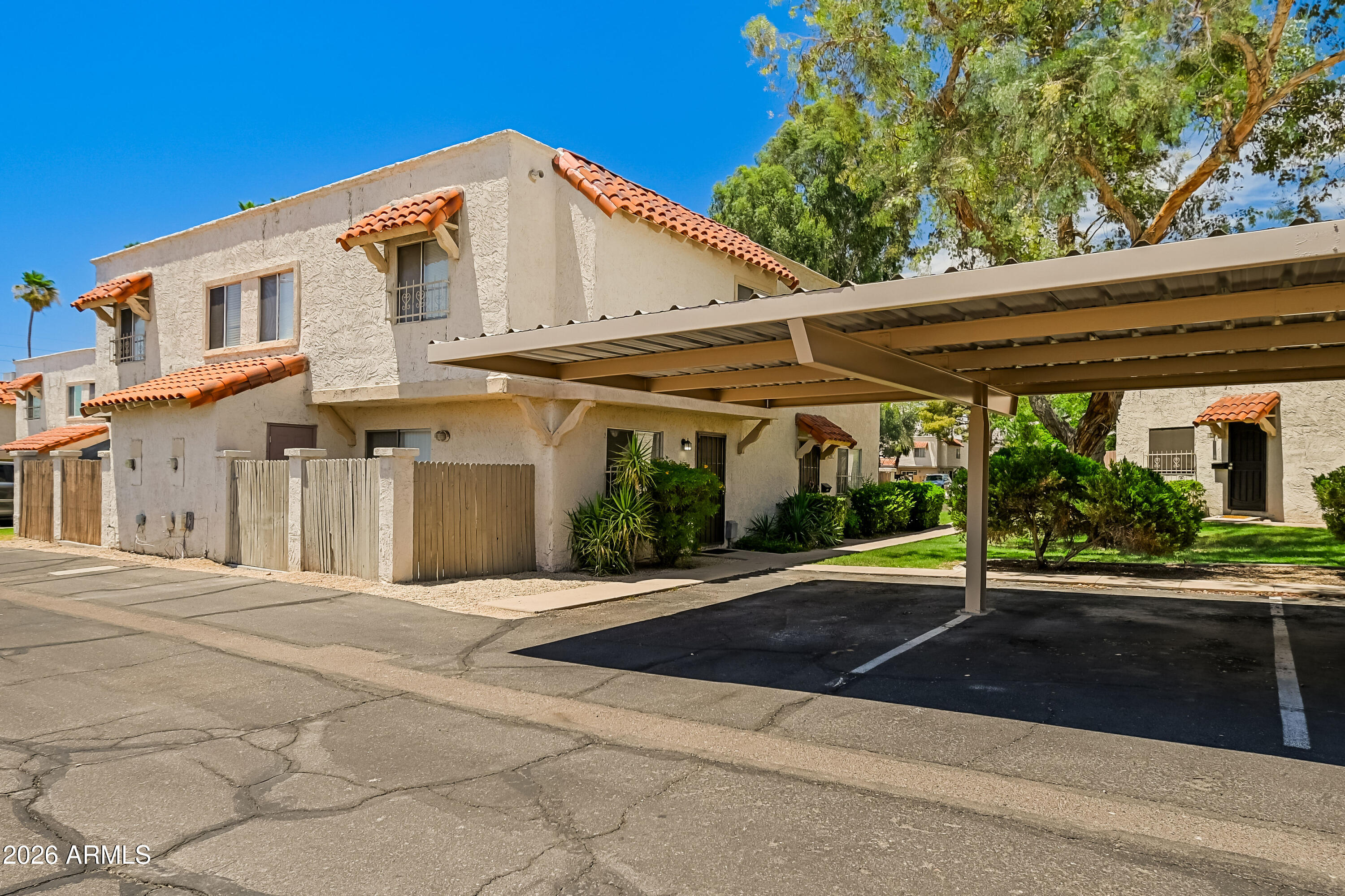 1237 E LAWRENCE Lane