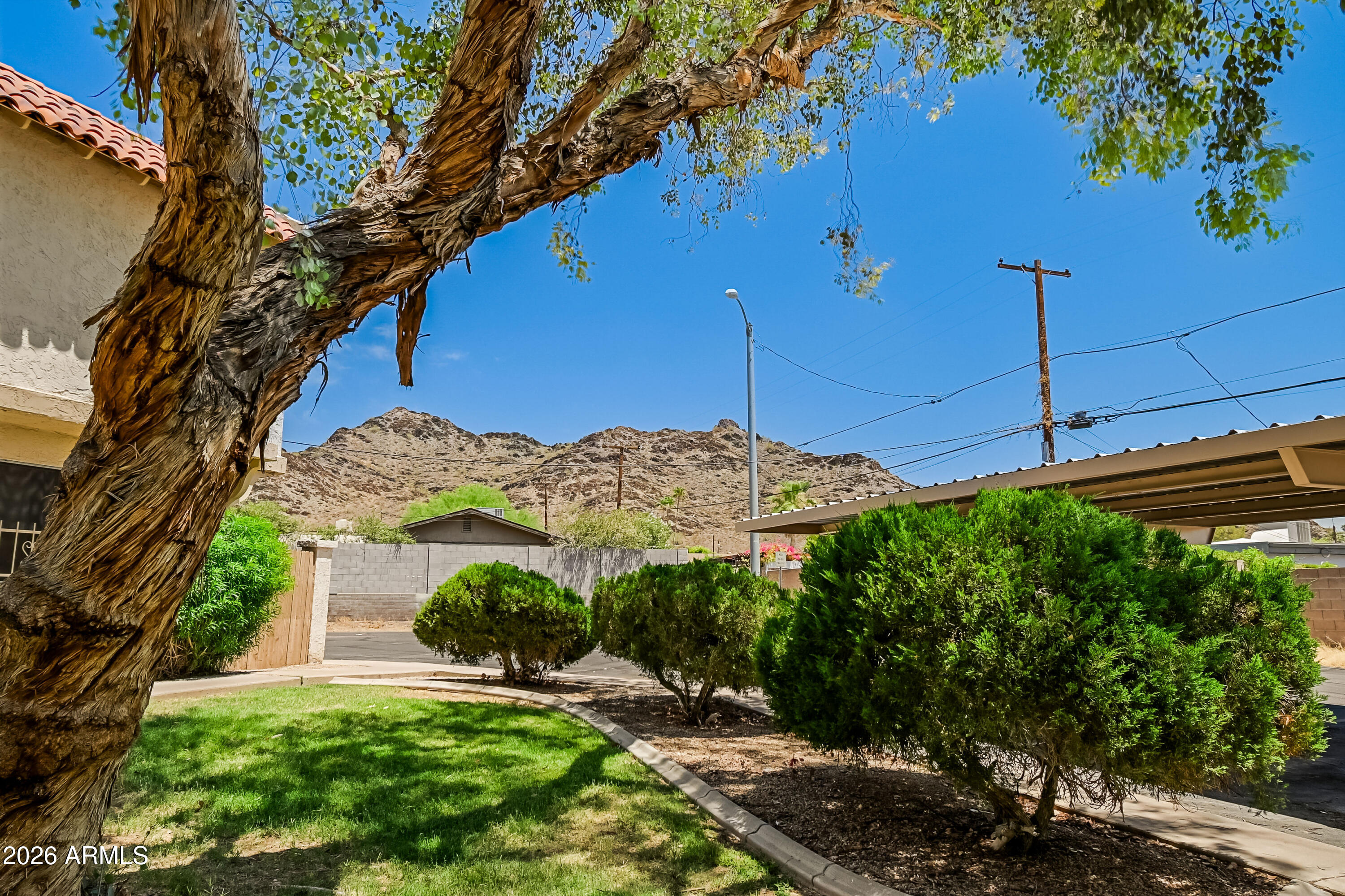 1237 E LAWRENCE Lane