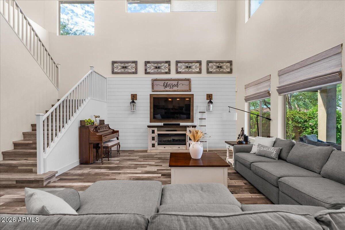 2914 E LOS GATOS Drive