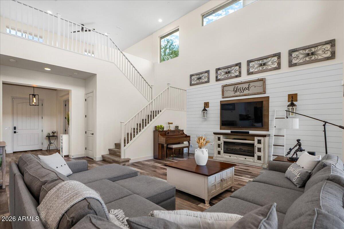 2914 E LOS GATOS Drive