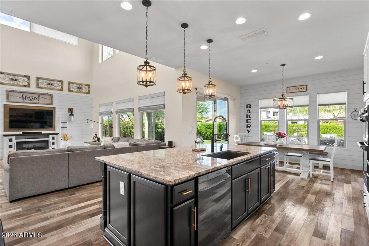 2914 E LOS GATOS Drive