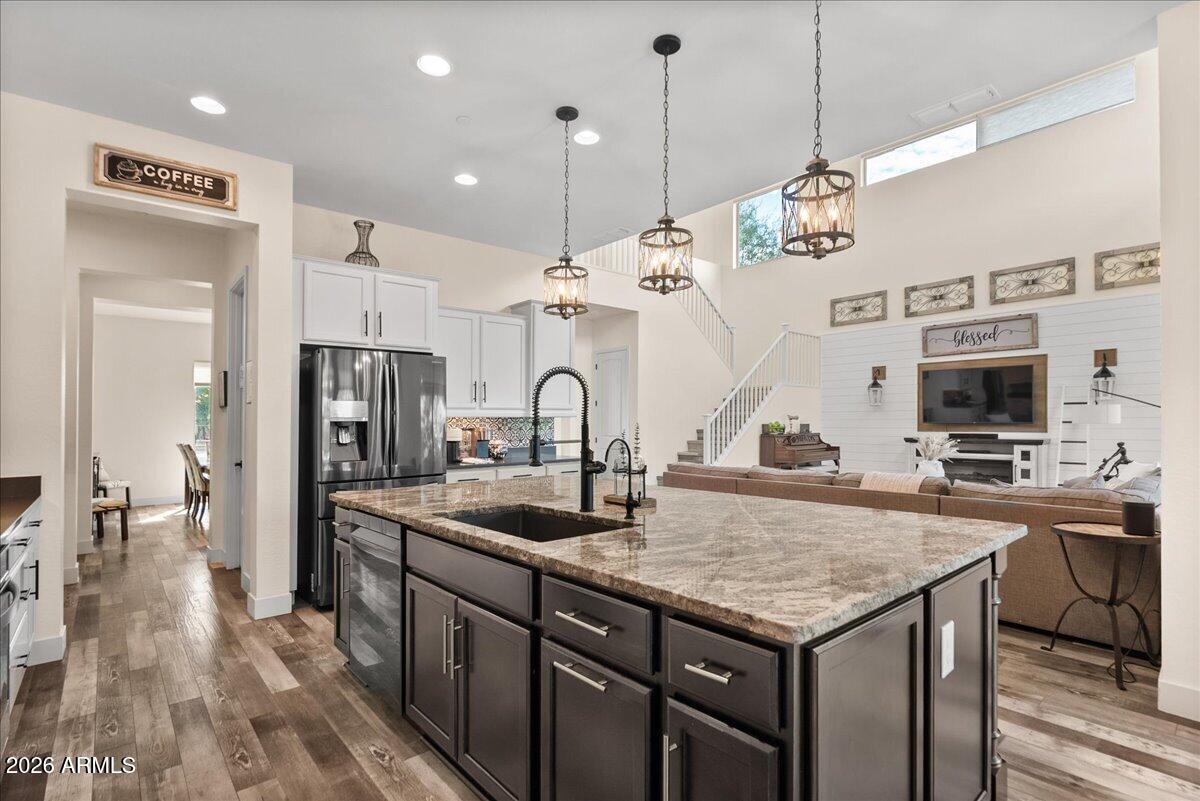 2914 E LOS GATOS Drive