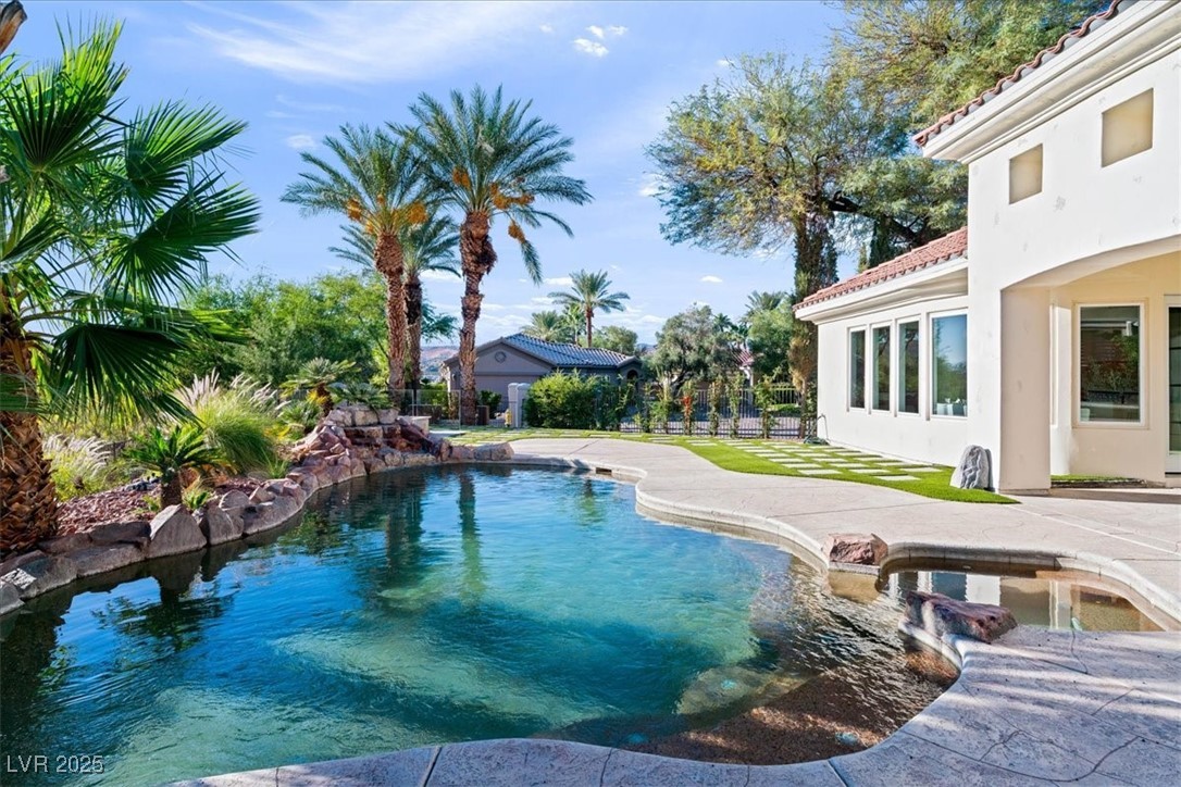 9 Via Paradiso Street