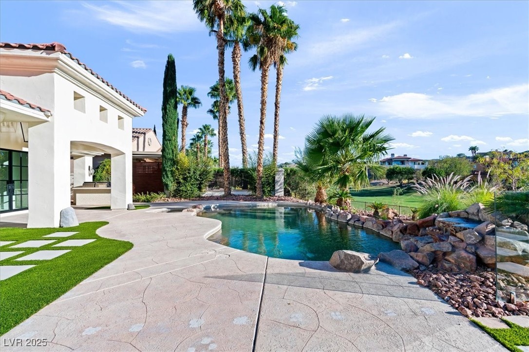 9 Via Paradiso Street