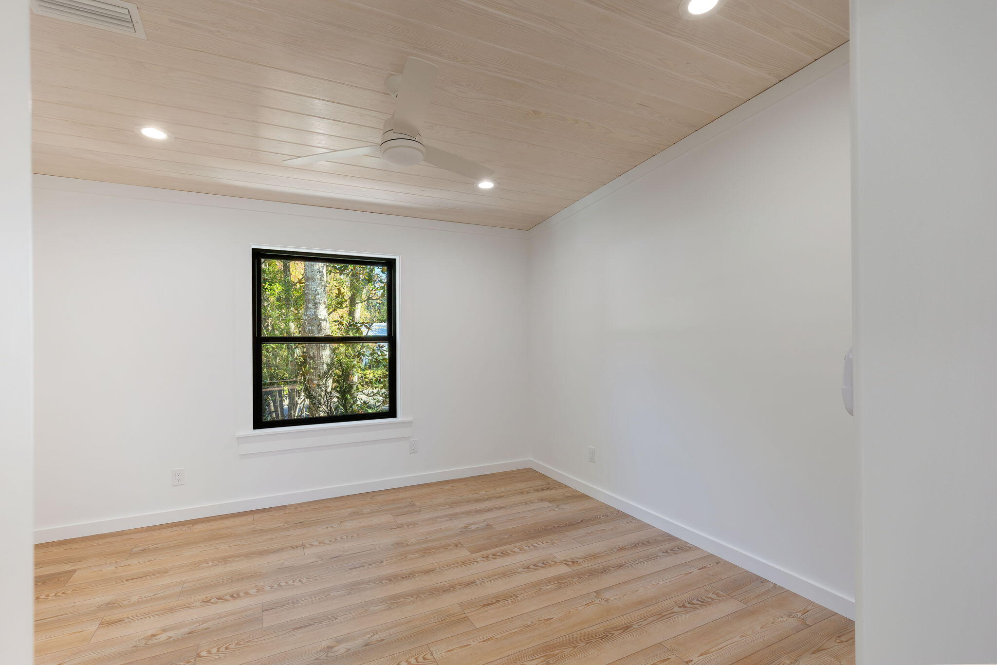 1213 N County Hwy 393