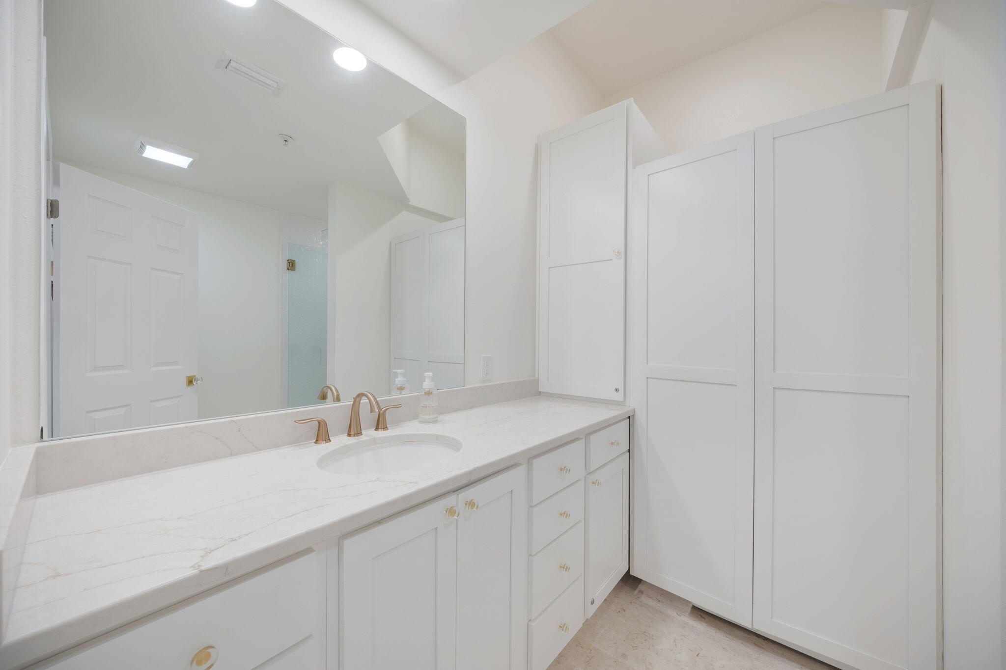 95 Laura Hamilton Boulevard, 206