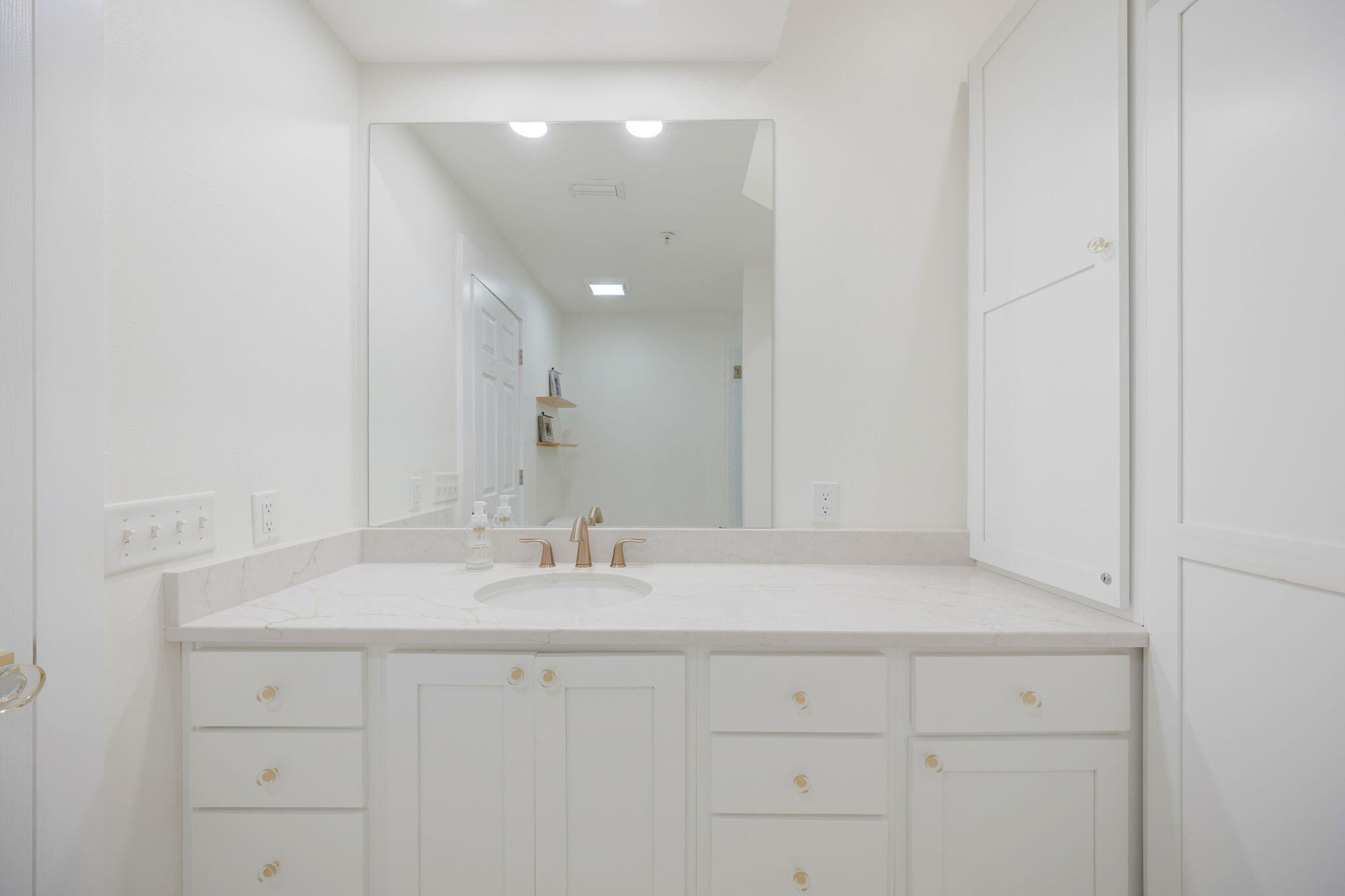 95 Laura Hamilton Boulevard, 206