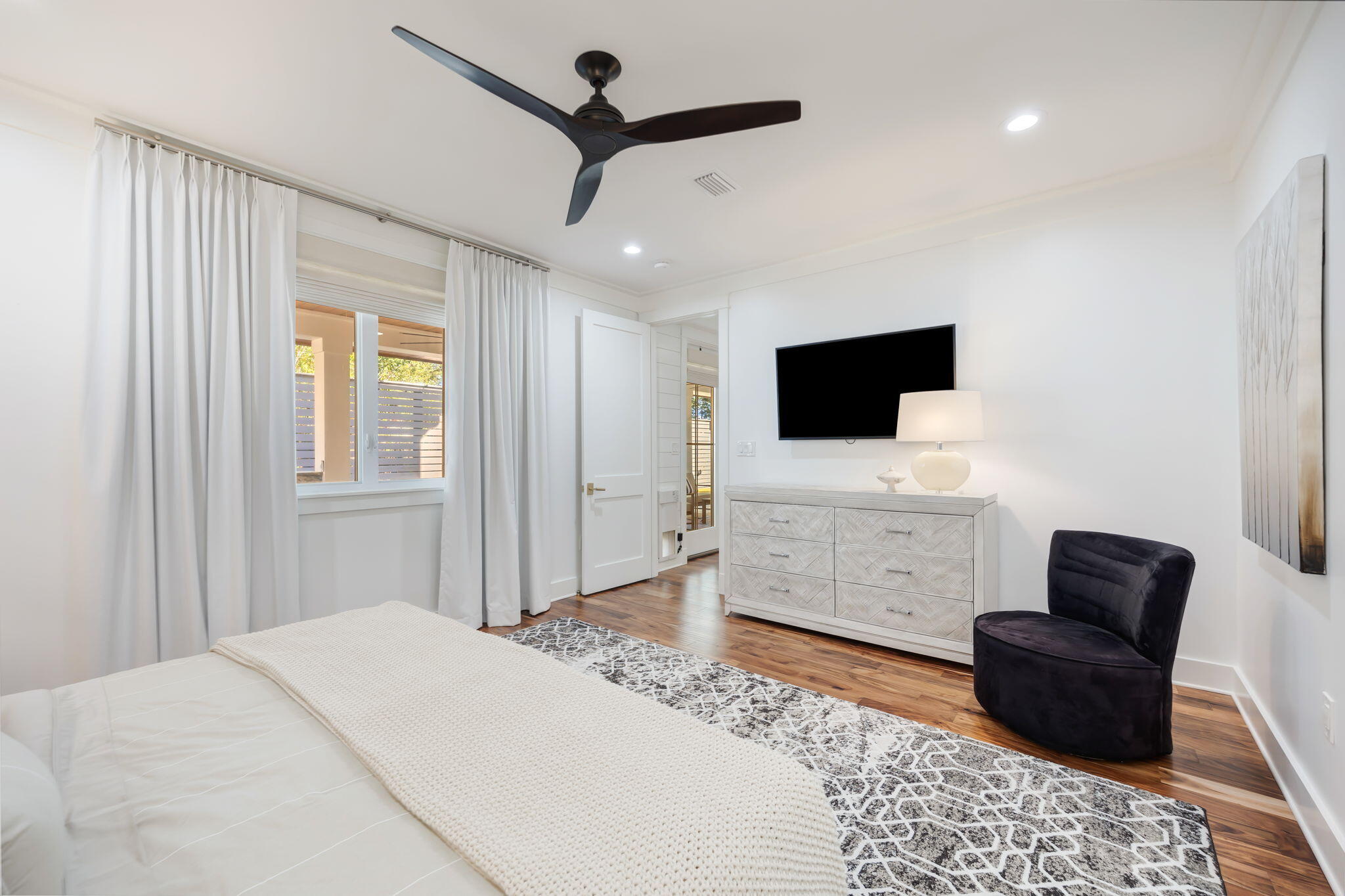 290 Seabreeze Boulevard