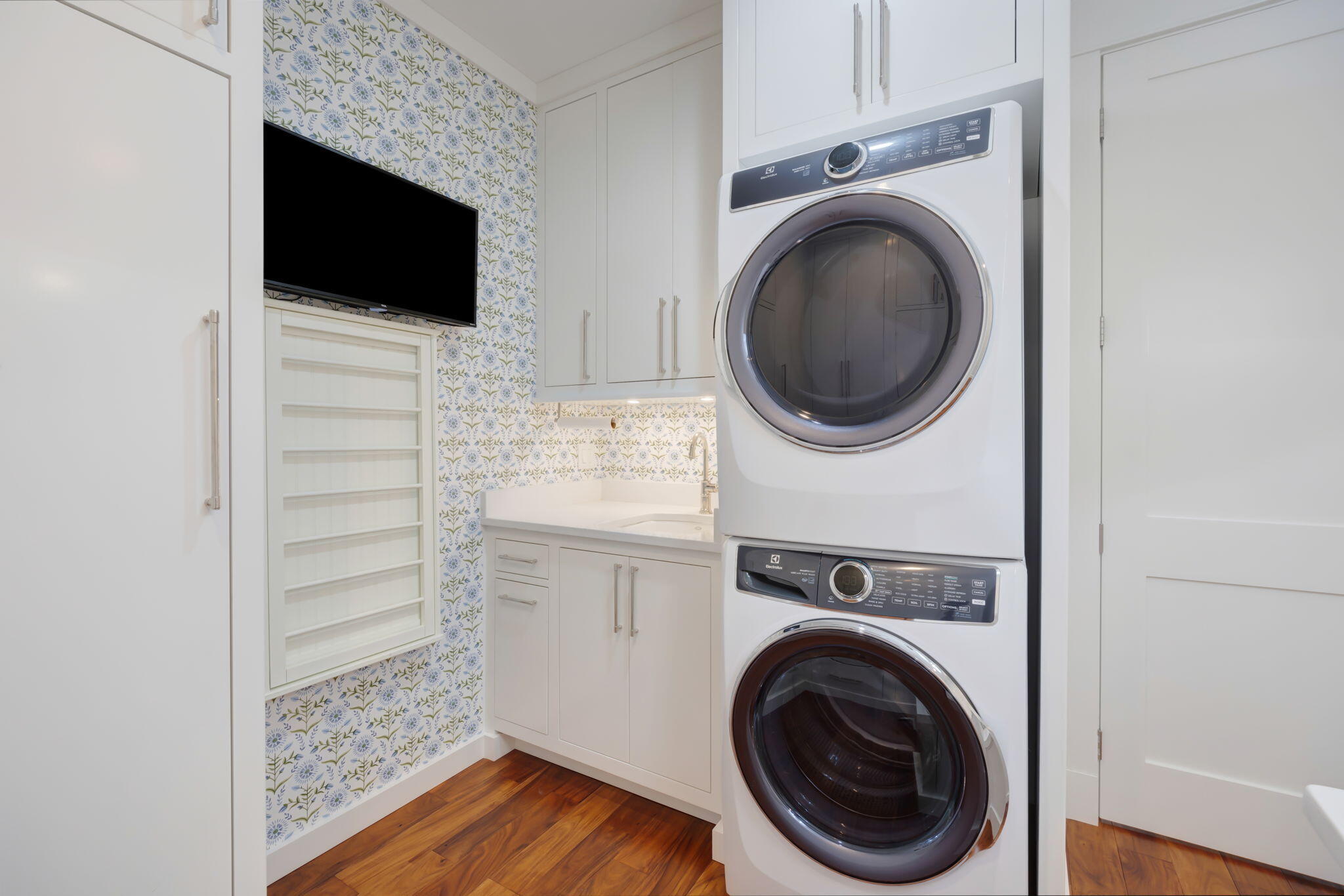 290 Seabreeze Boulevard