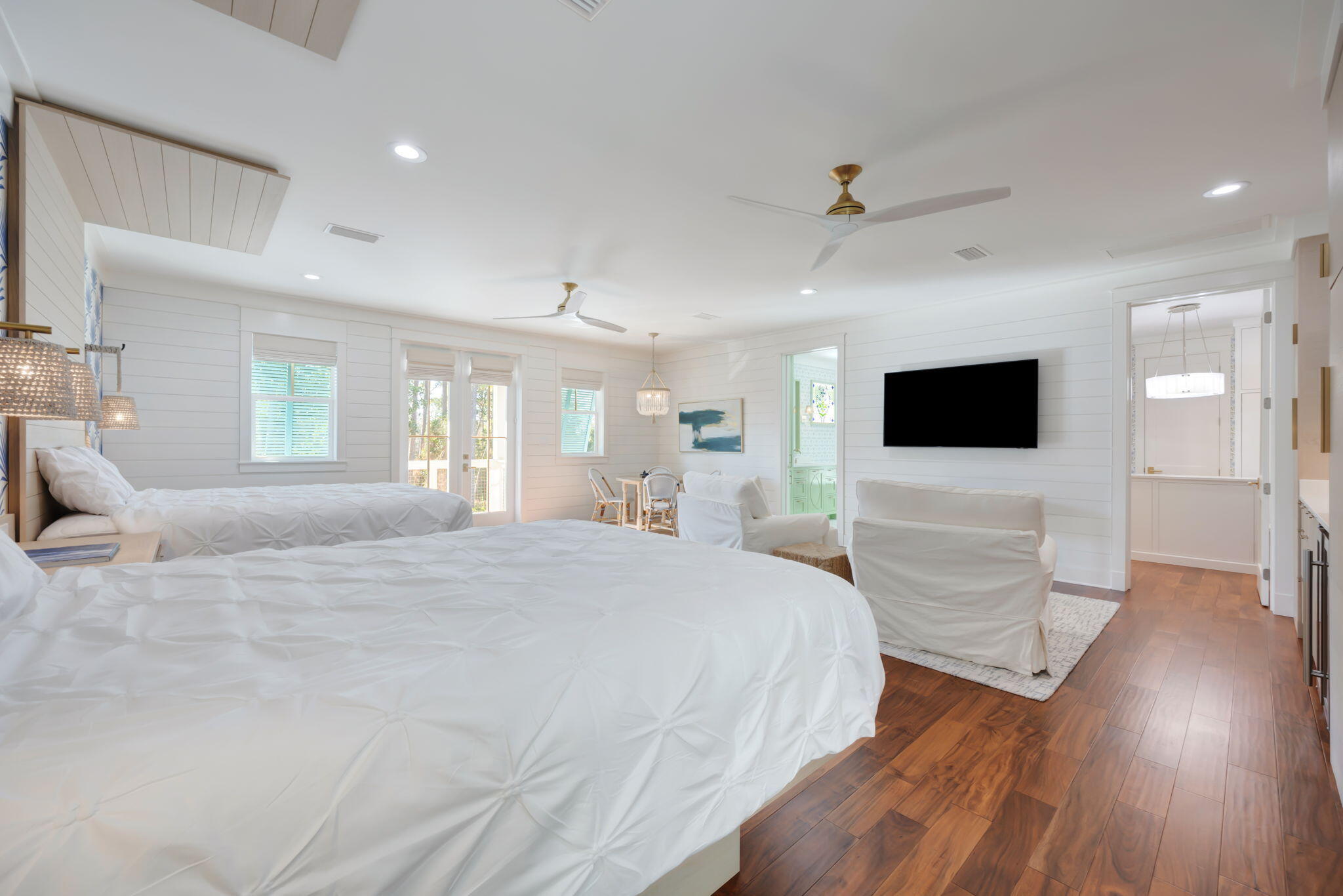 290 Seabreeze Boulevard