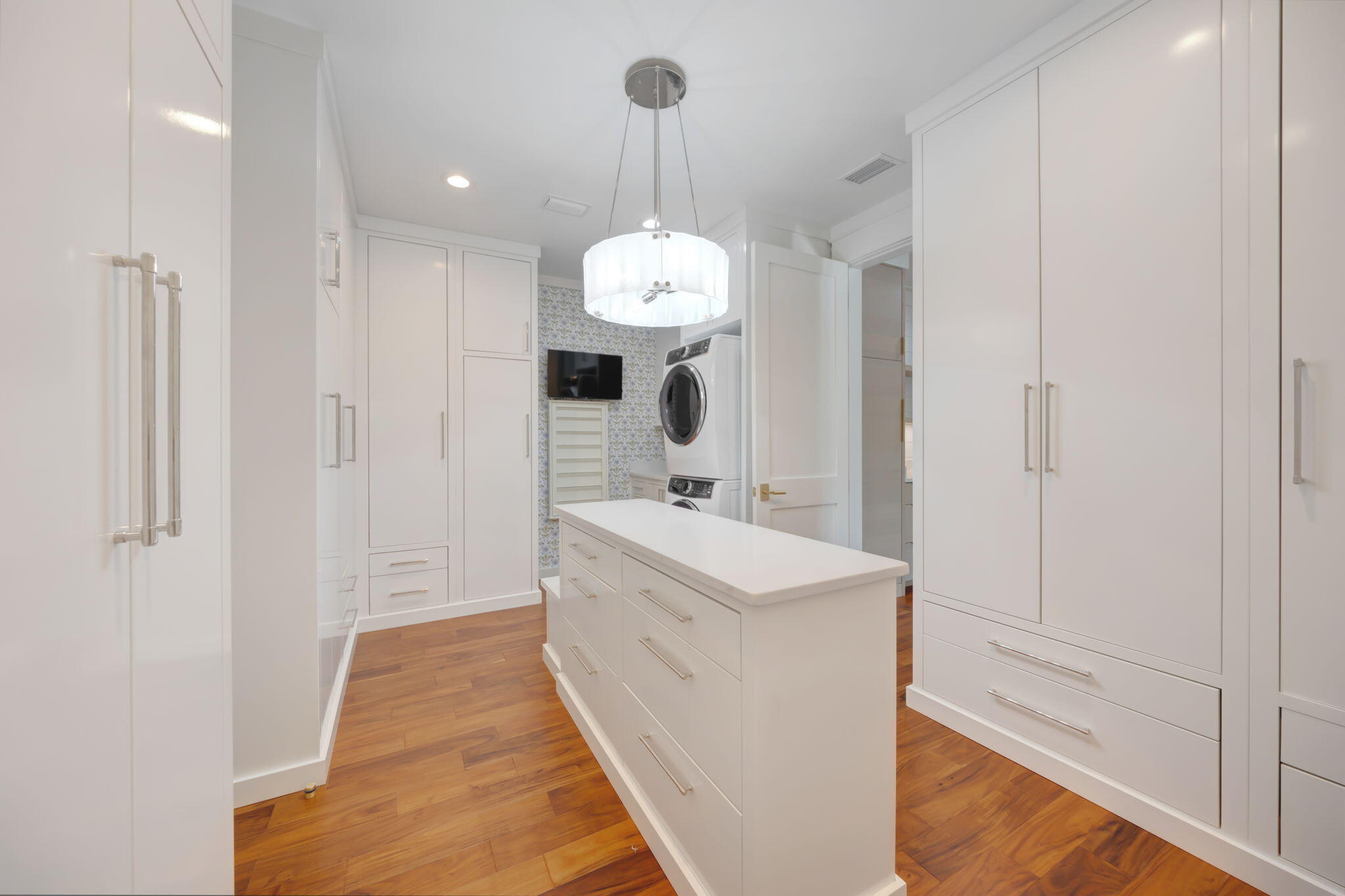 290 Seabreeze Boulevard