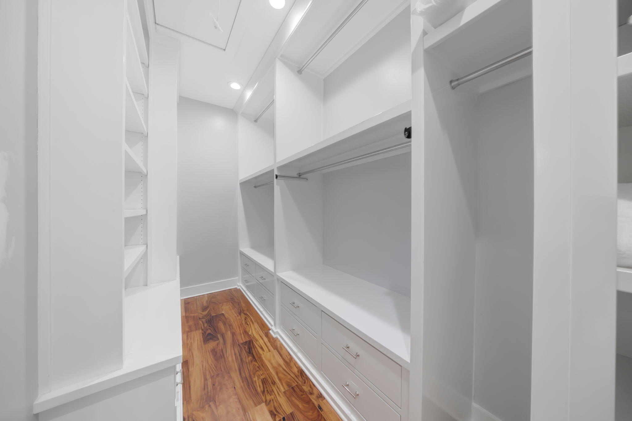 290 Seabreeze Boulevard