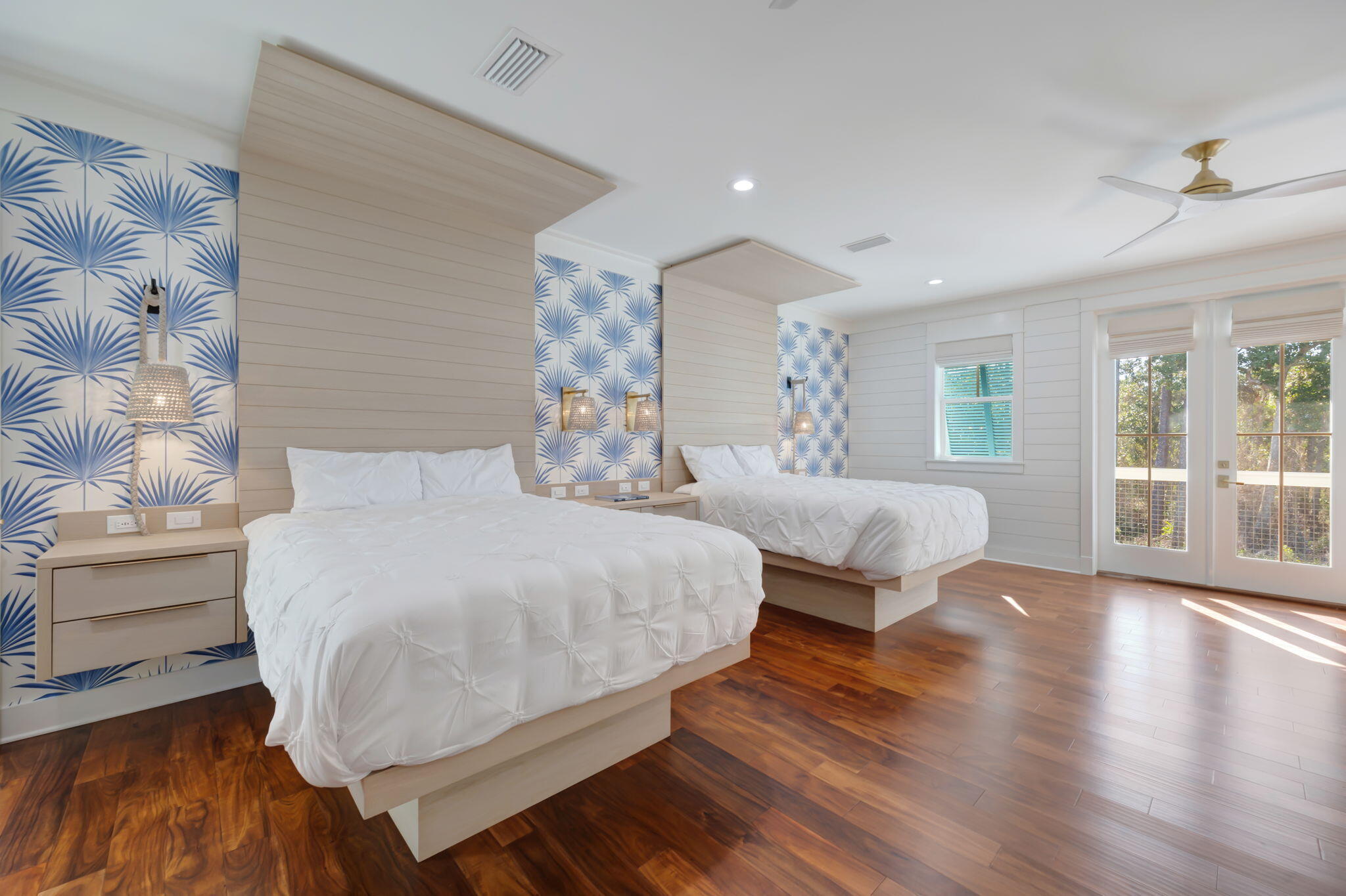 290 Seabreeze Boulevard