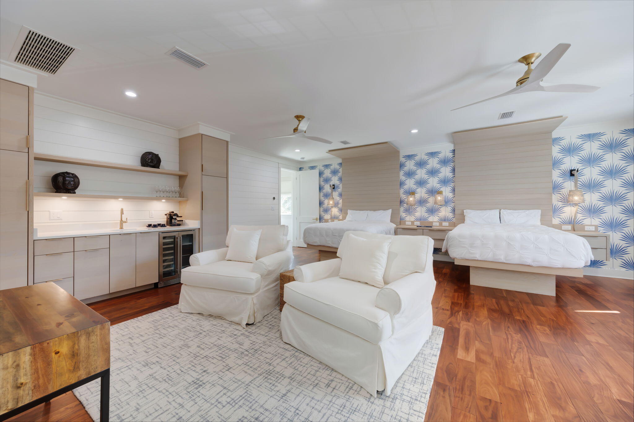 290 Seabreeze Boulevard