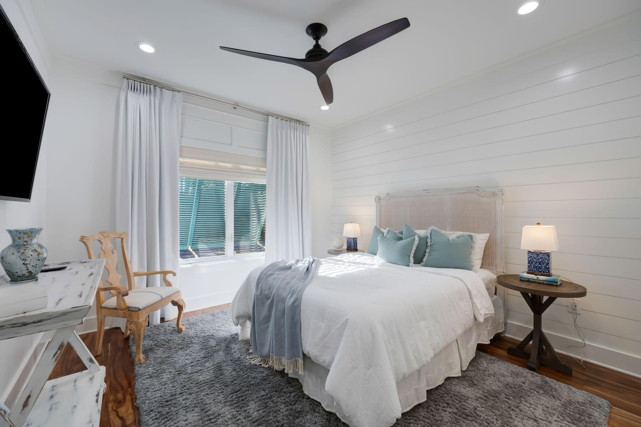 290 Seabreeze Boulevard