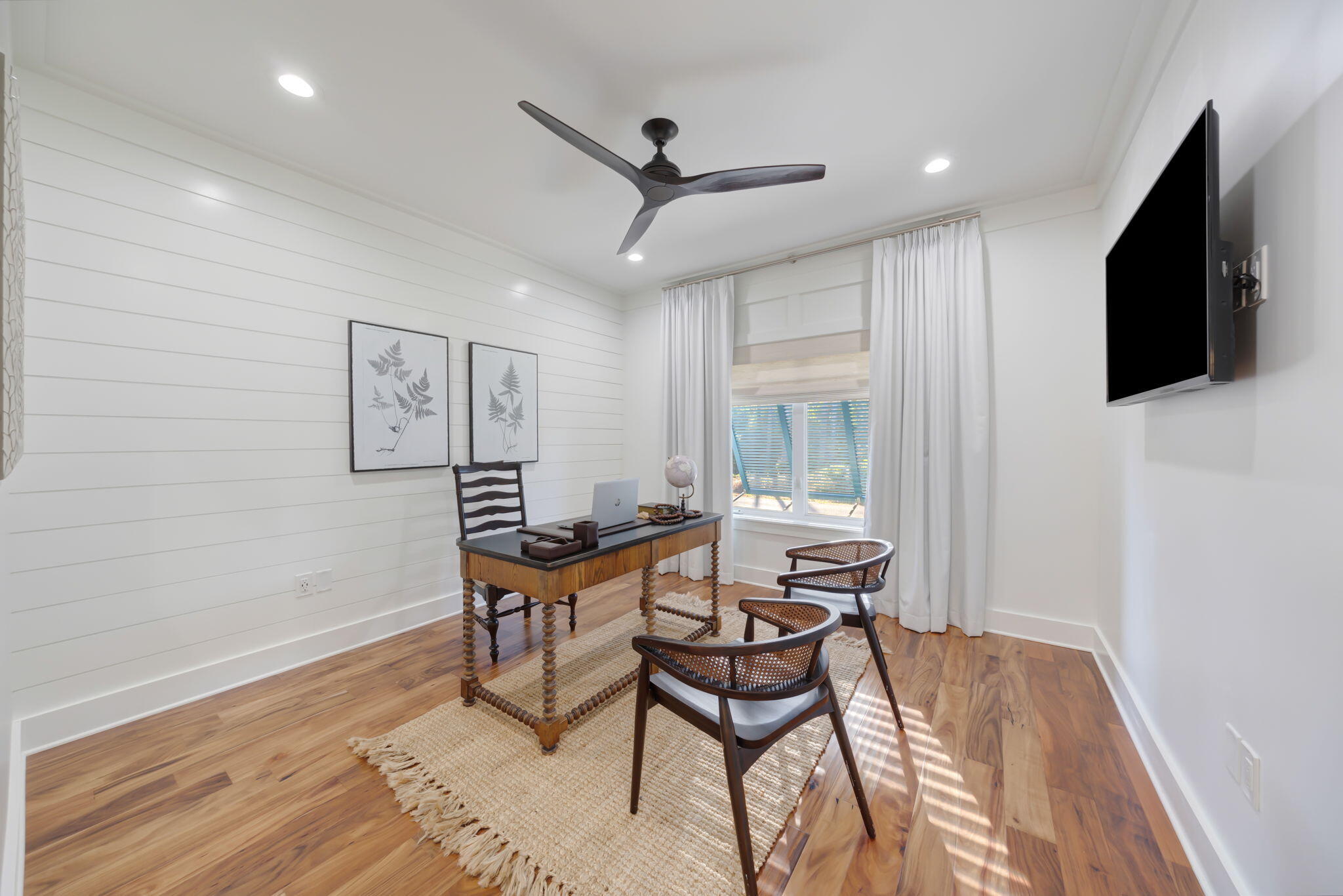 290 Seabreeze Boulevard