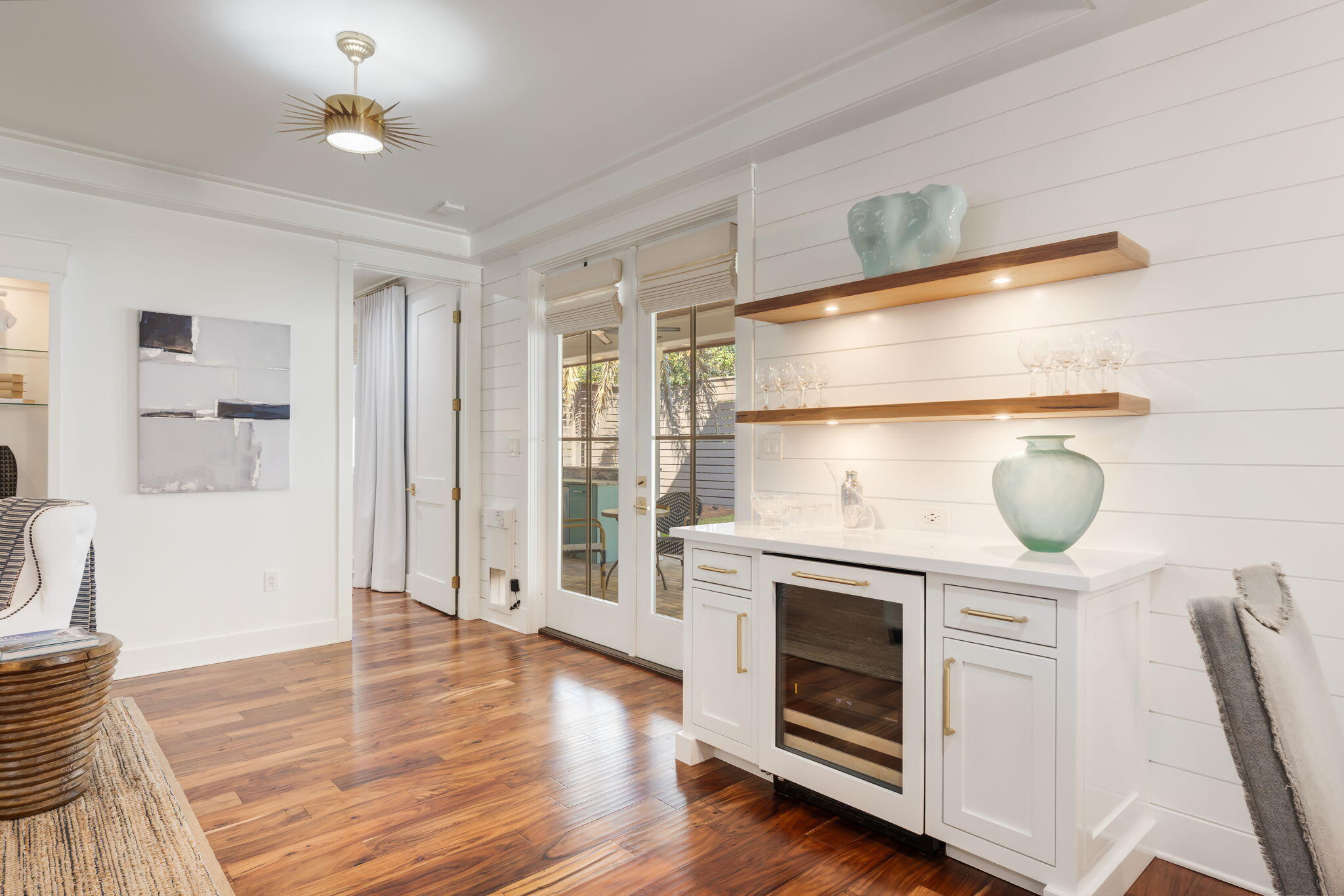 290 Seabreeze Boulevard