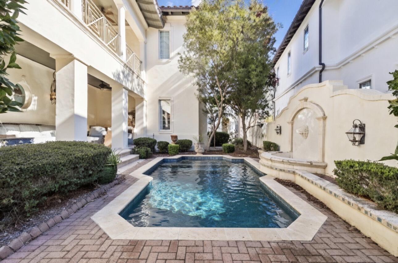 152 White Cliffs Boulevard