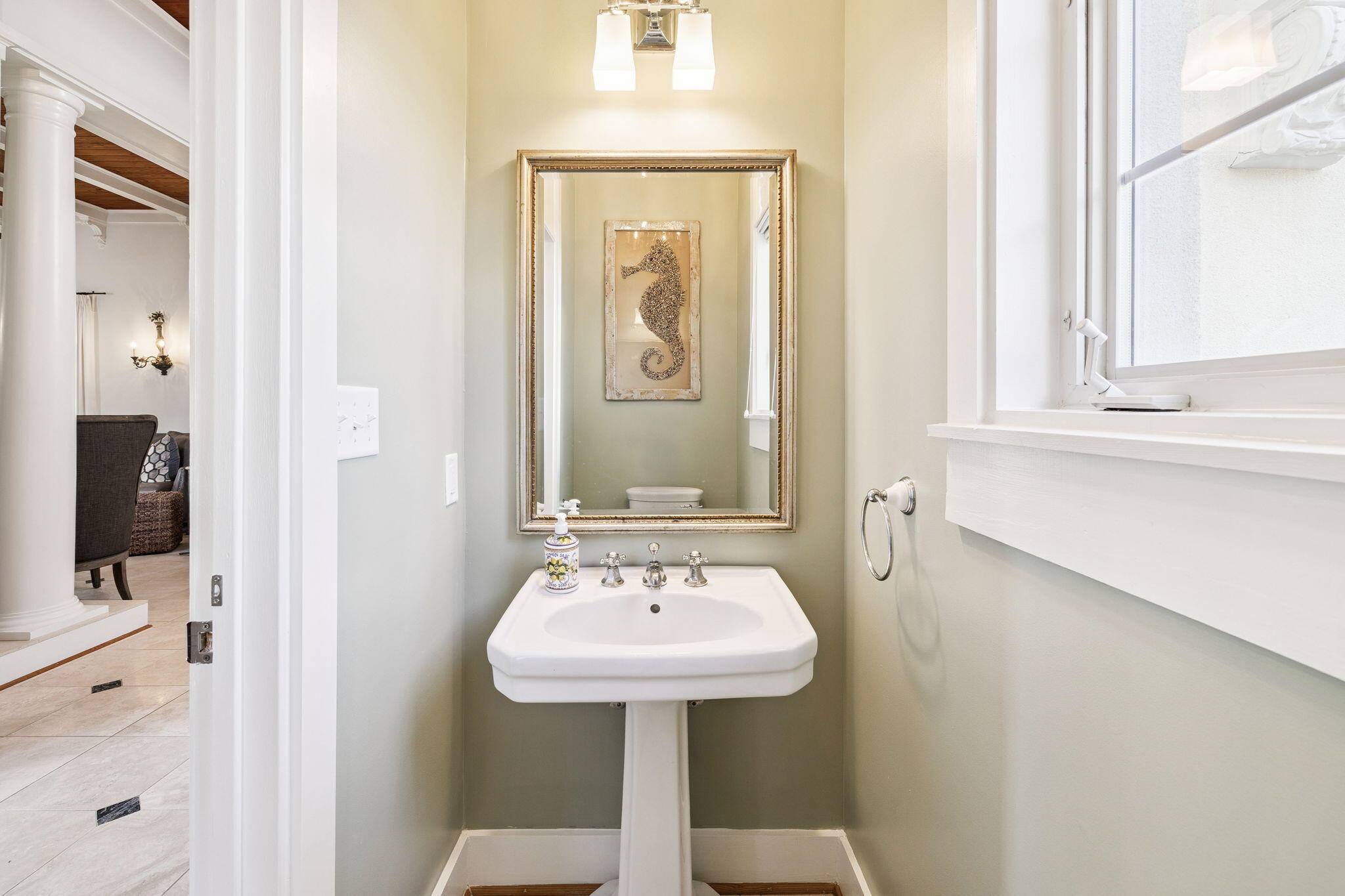 152 White Cliffs Boulevard