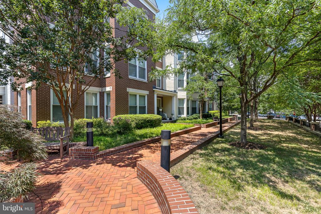 910 POWHATAN STREET Unit: 201N