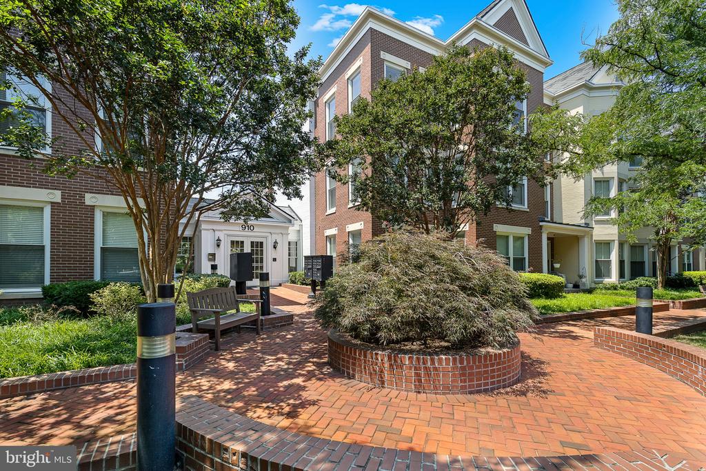 910 POWHATAN STREET Unit: 201N