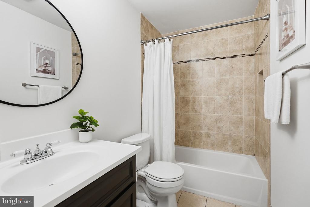 27 E HOWELL AVENUE