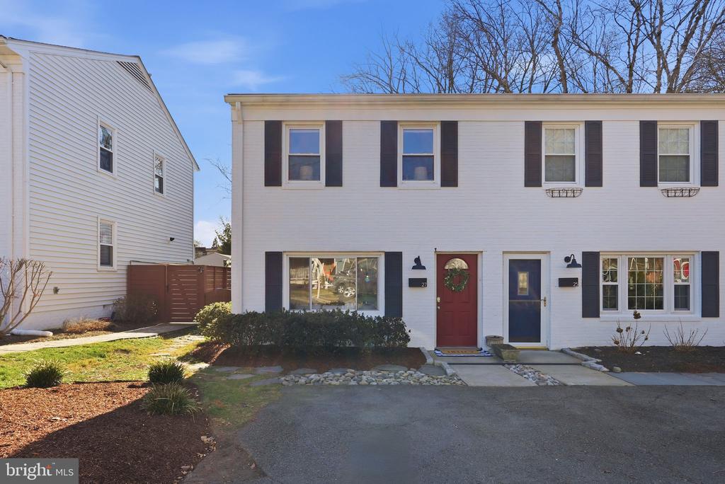 27 E HOWELL AVENUE
